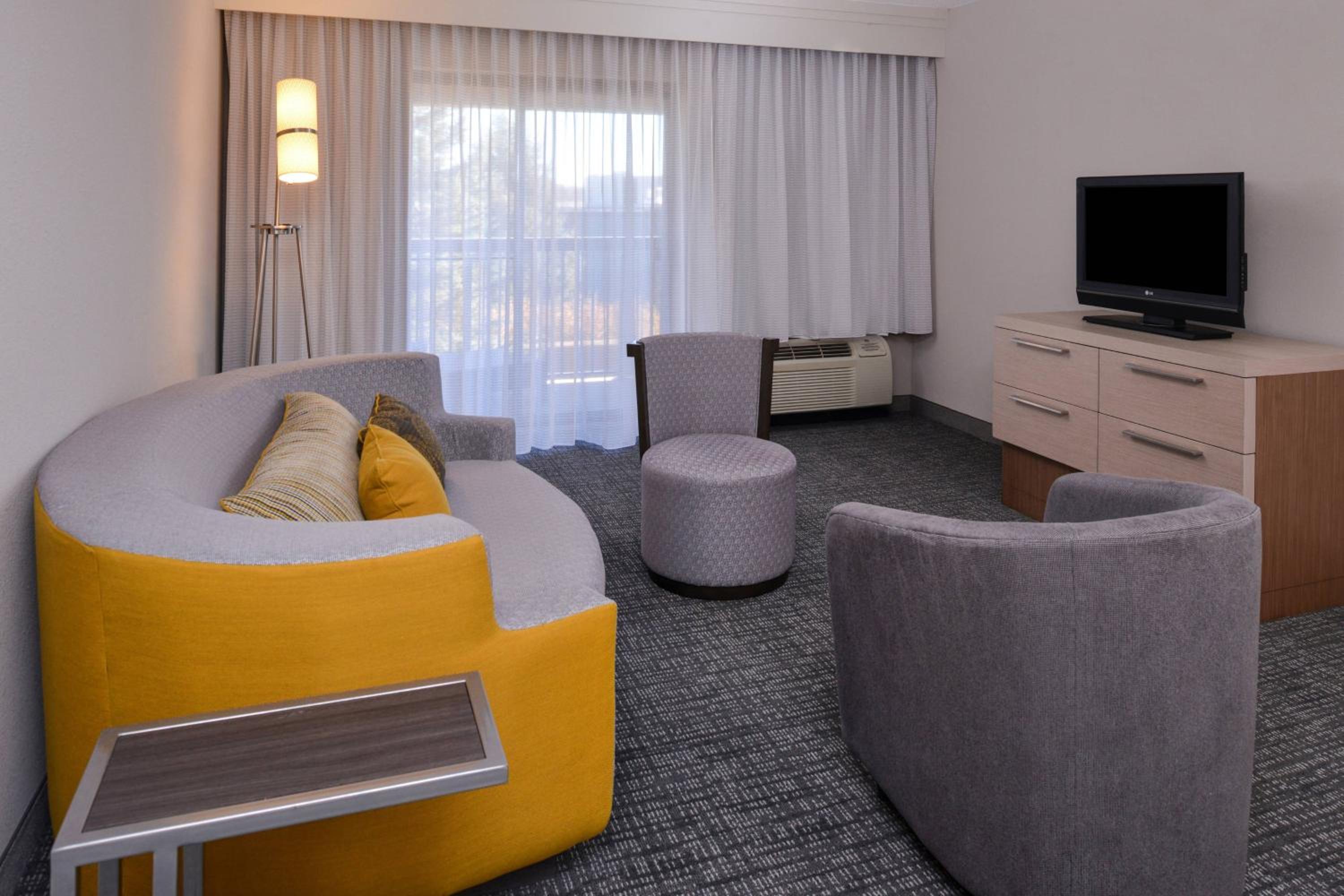 King Suite with Sofa Bed - Non-Smoking photo 3