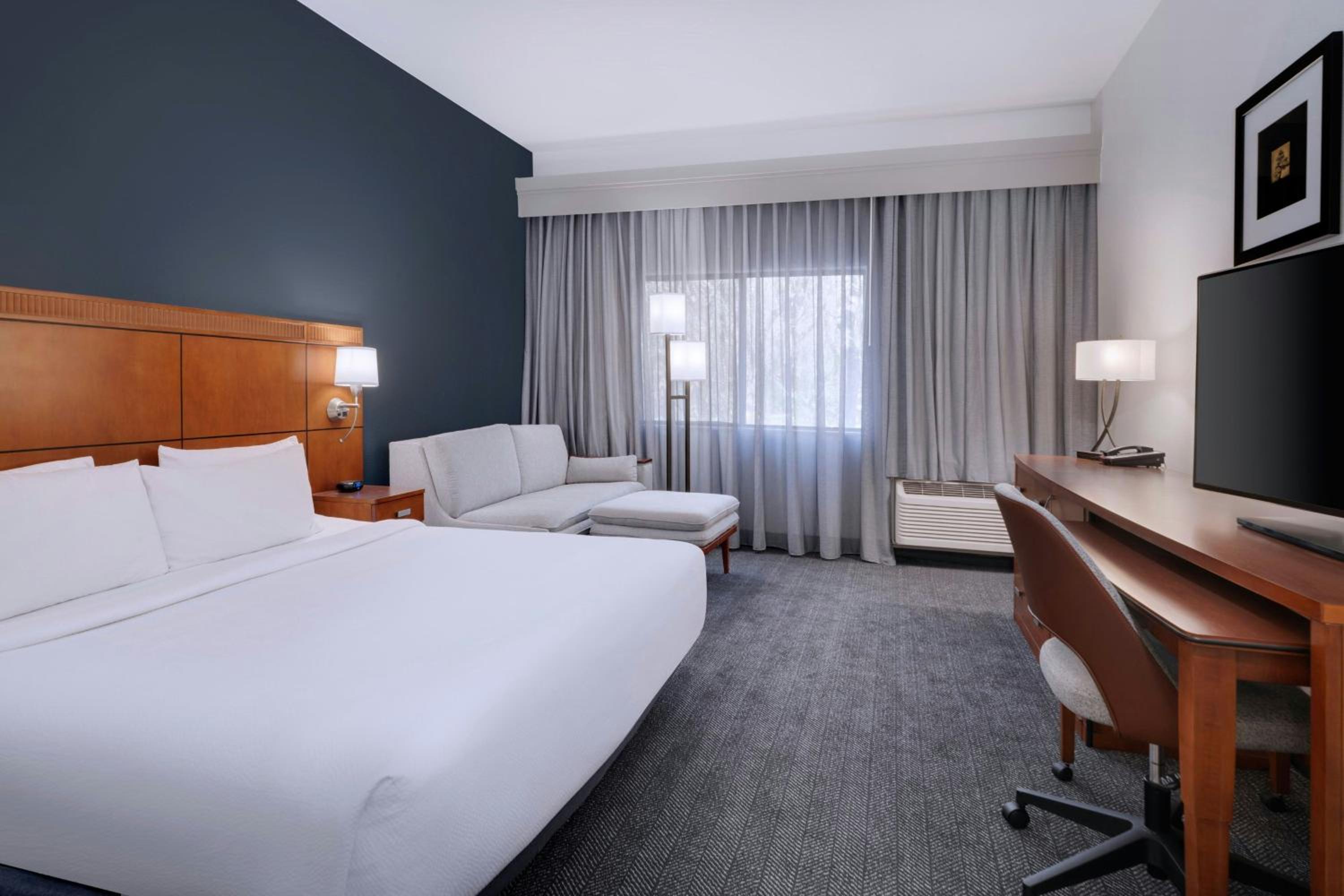 King Room with Bathtub - Mobility Access/Hearing Accessible - Photo 2