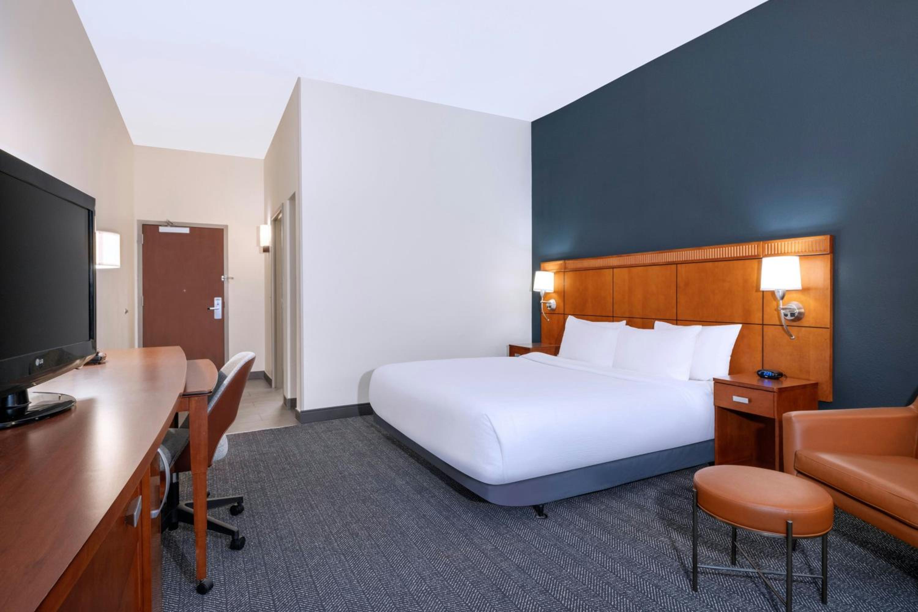 King Room with Bathtub - Mobility Access/Hearing Accessible - Photo 1