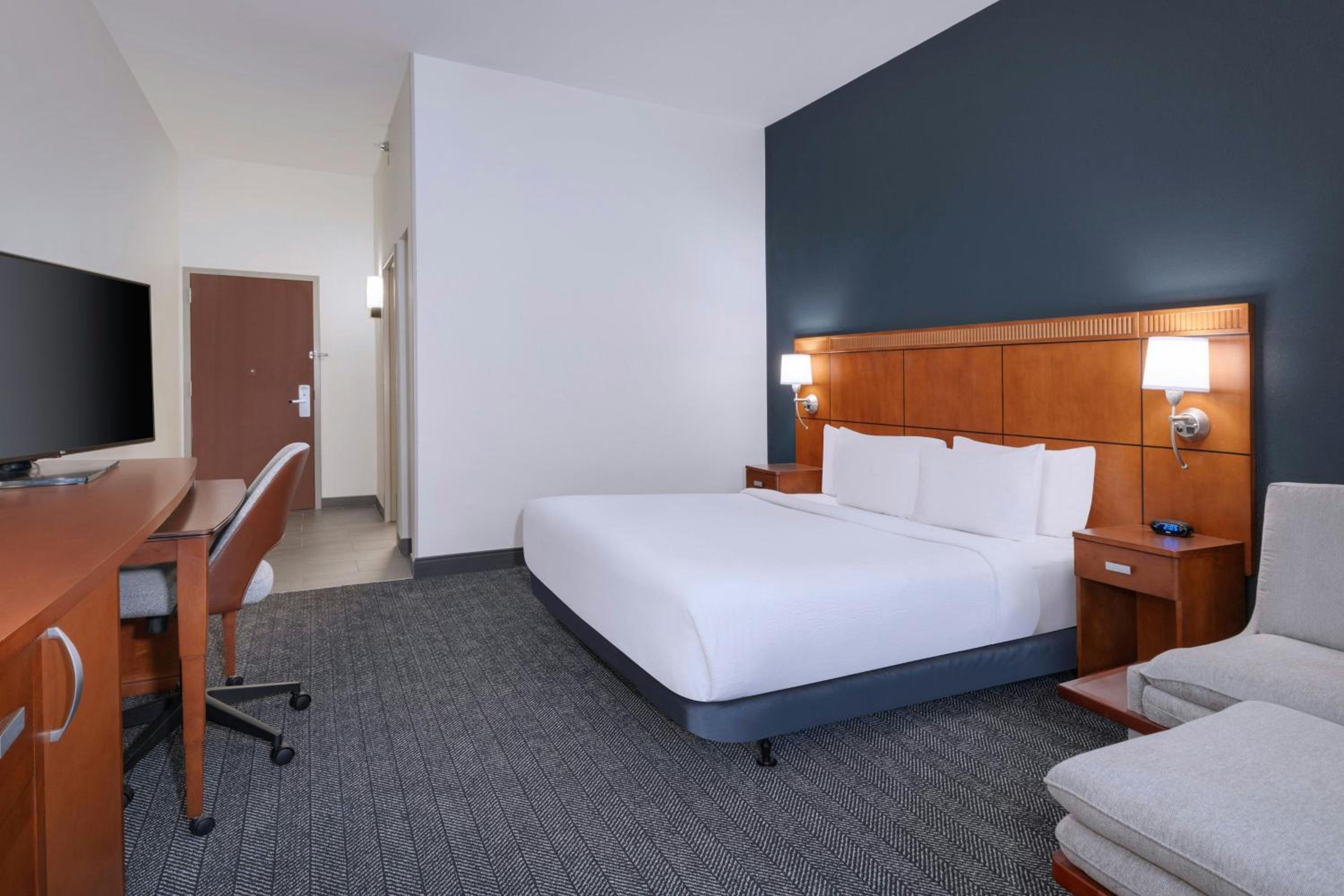 King Room with Bathtub - Mobility Access/Hearing Accessible - Photo 3