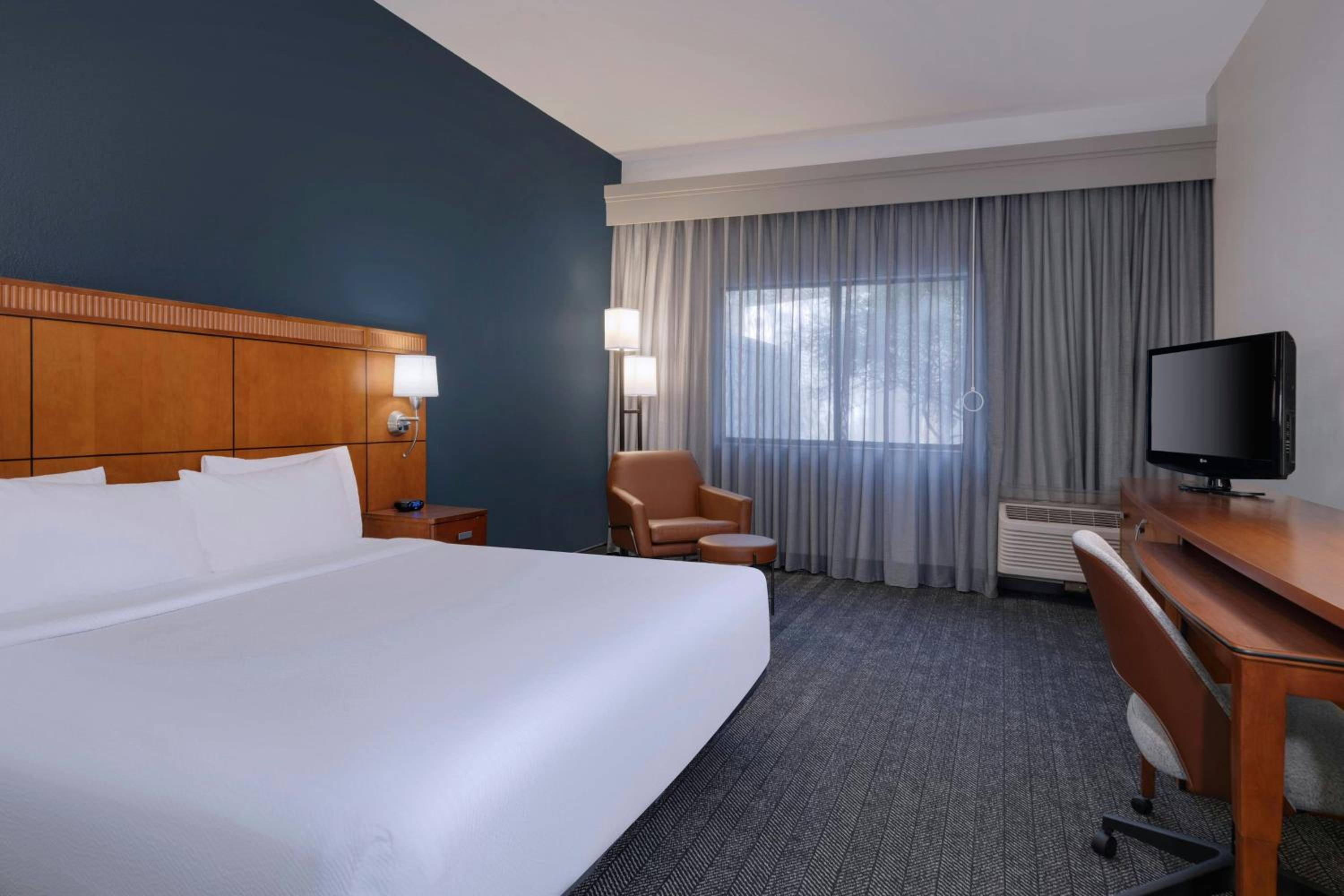 King Room with Bathtub - Mobility Access/Hearing Accessible - Photo 4