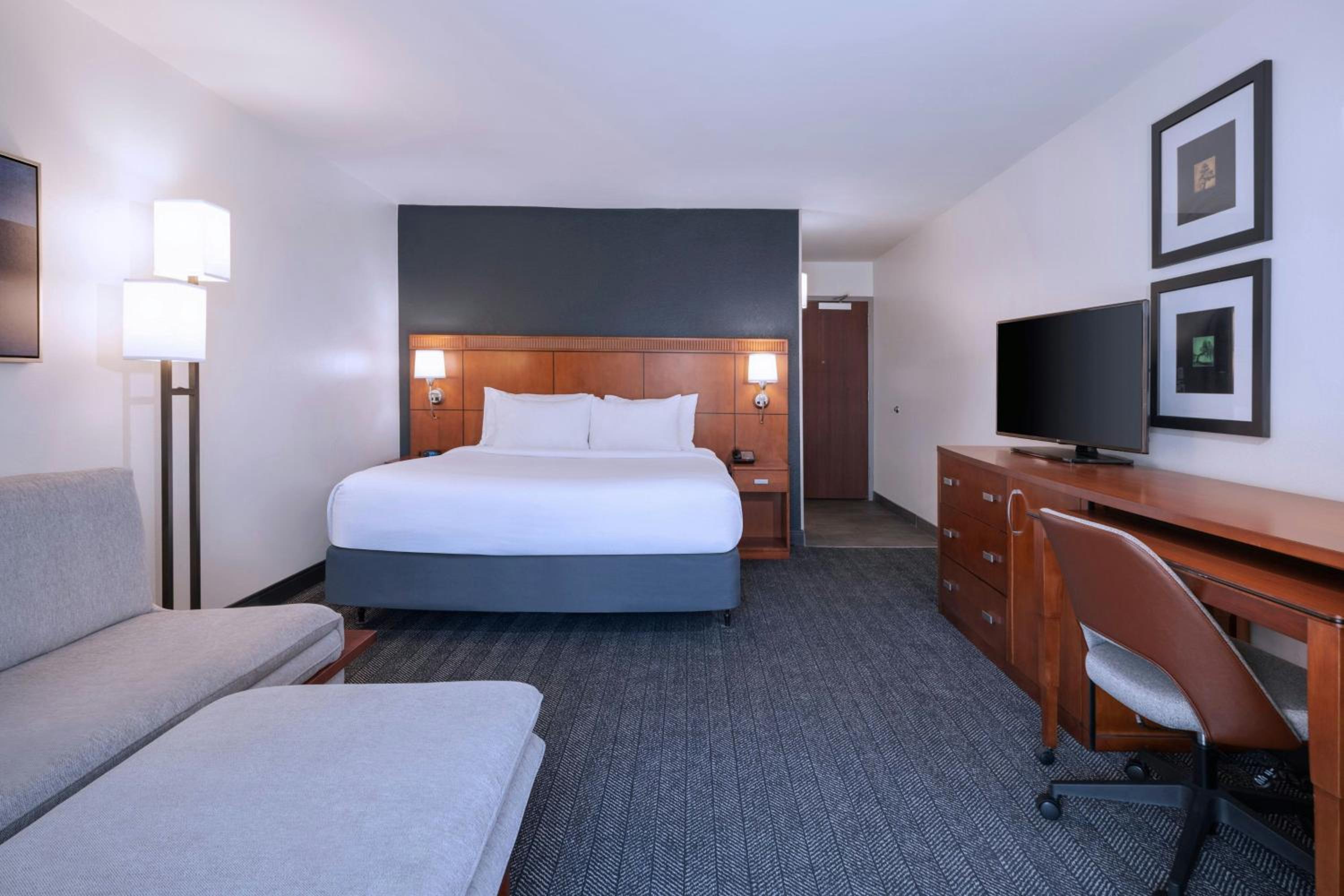 King Room with Sofa Bed - Hearing Accessible - Photo 2