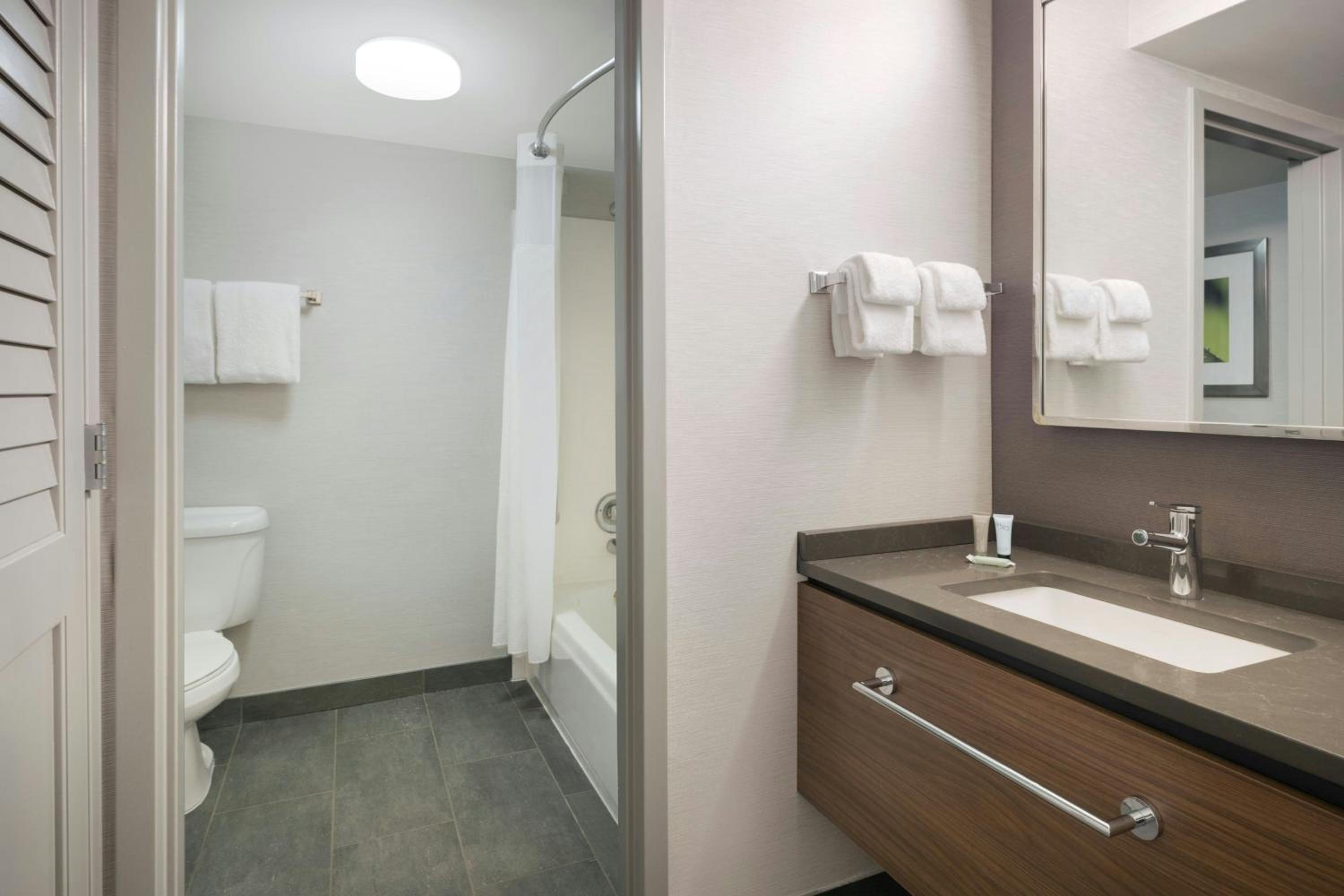 King Room with Sofa Bed - Hearing Accessible - Photo 4
