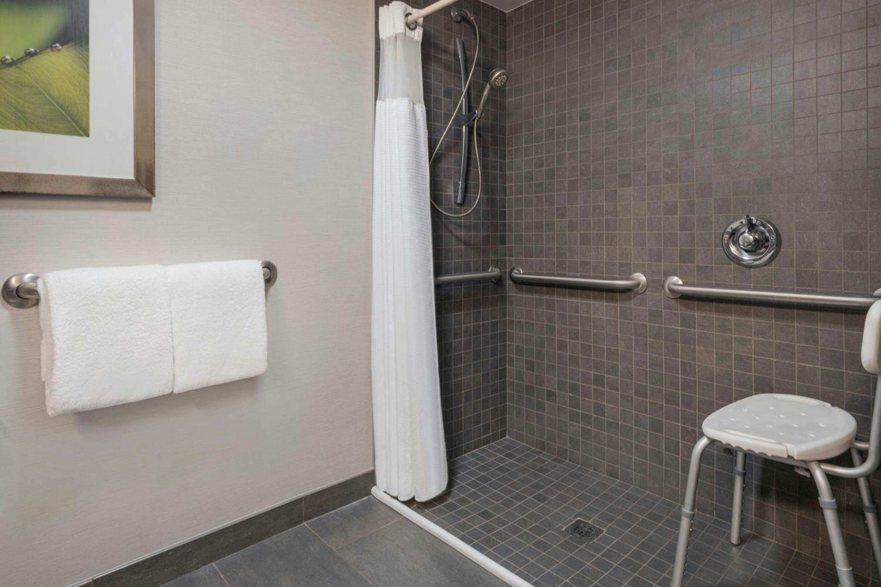 King Room with Bathtub - Mobility Access/Hearing Accessible - Photo 7