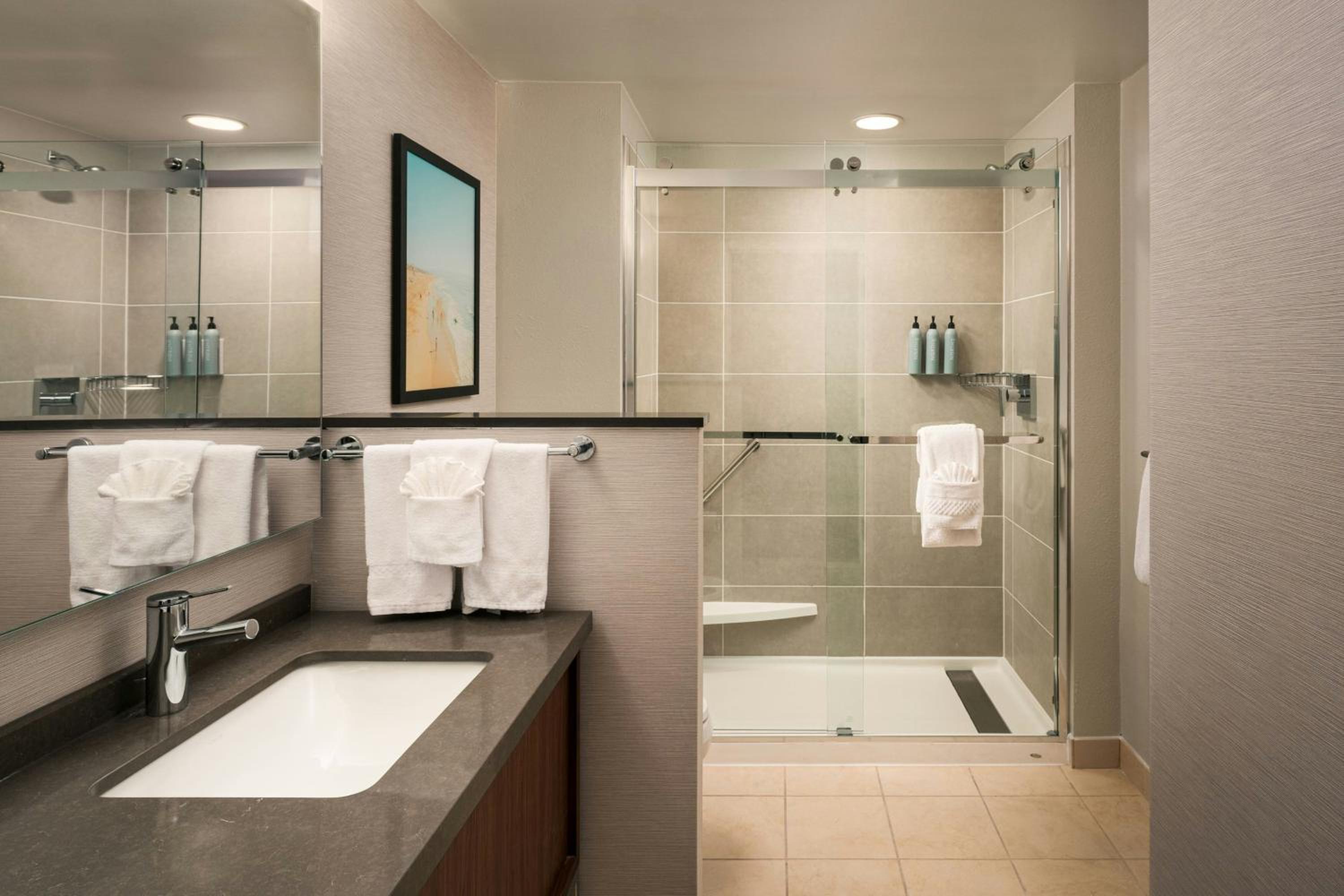One-Bedroom Suite with One King Bed and One Single Bed - Photo 4
