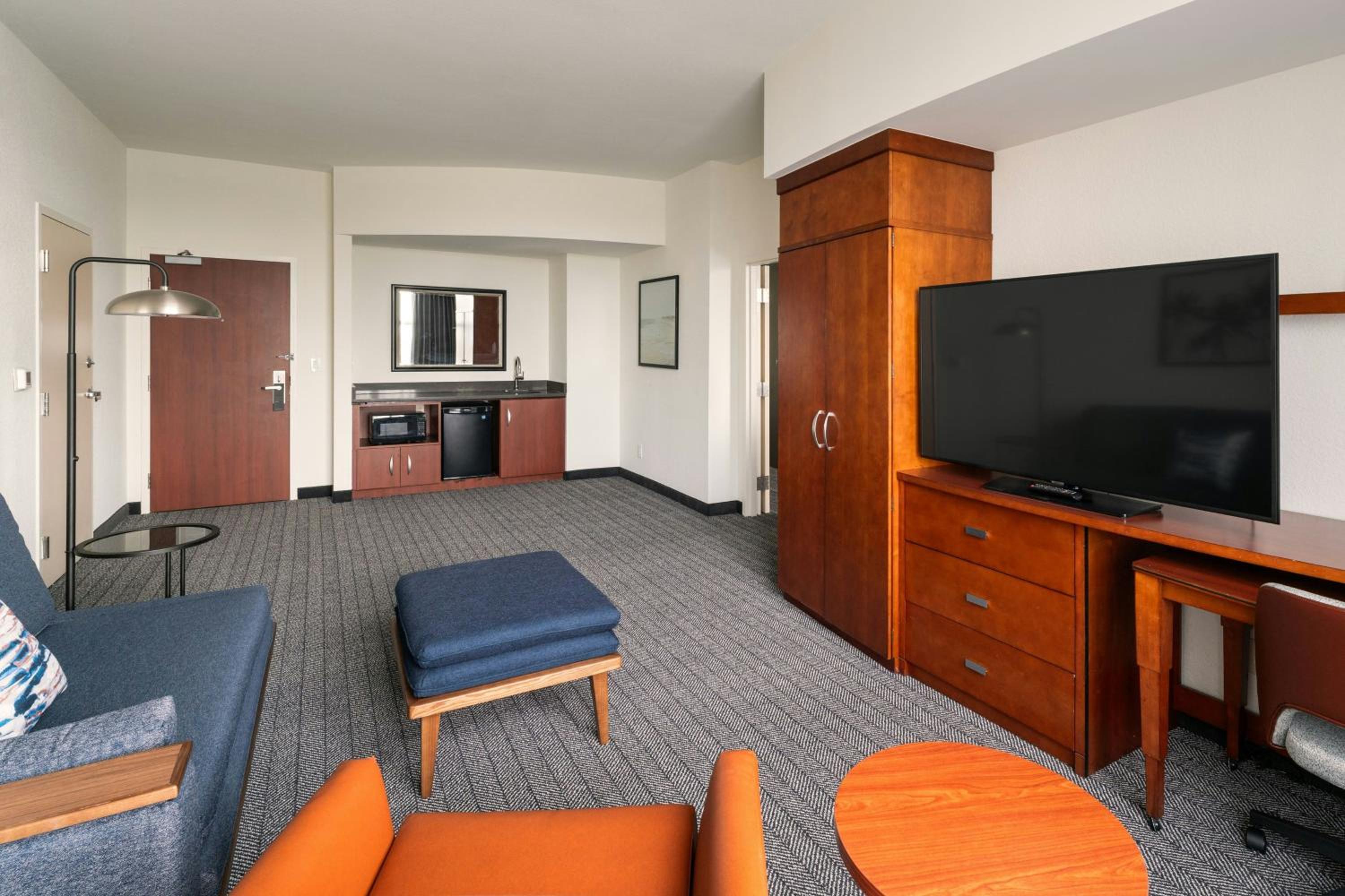 One-Bedroom Suite with One King Bed and One Single Bed - Photo 1