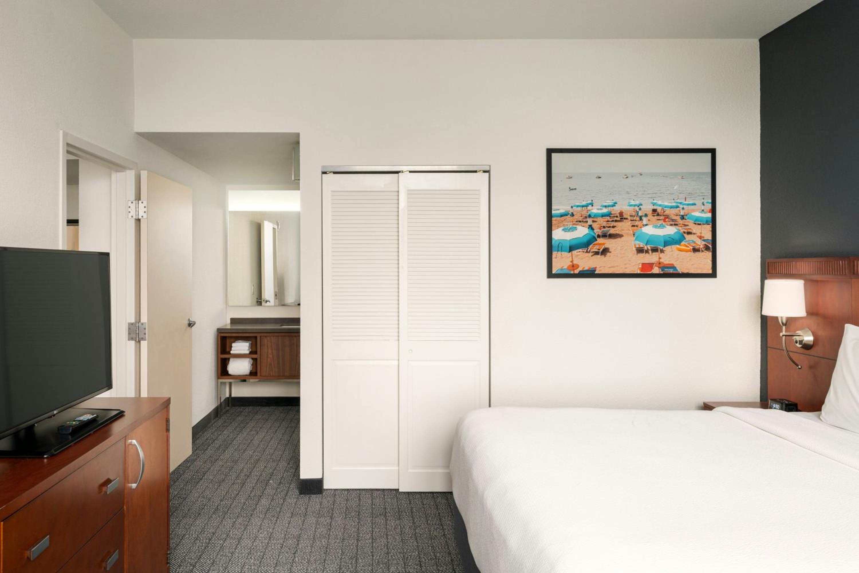 One-Bedroom Suite with One King Bed and One Single Bed - Photo 3