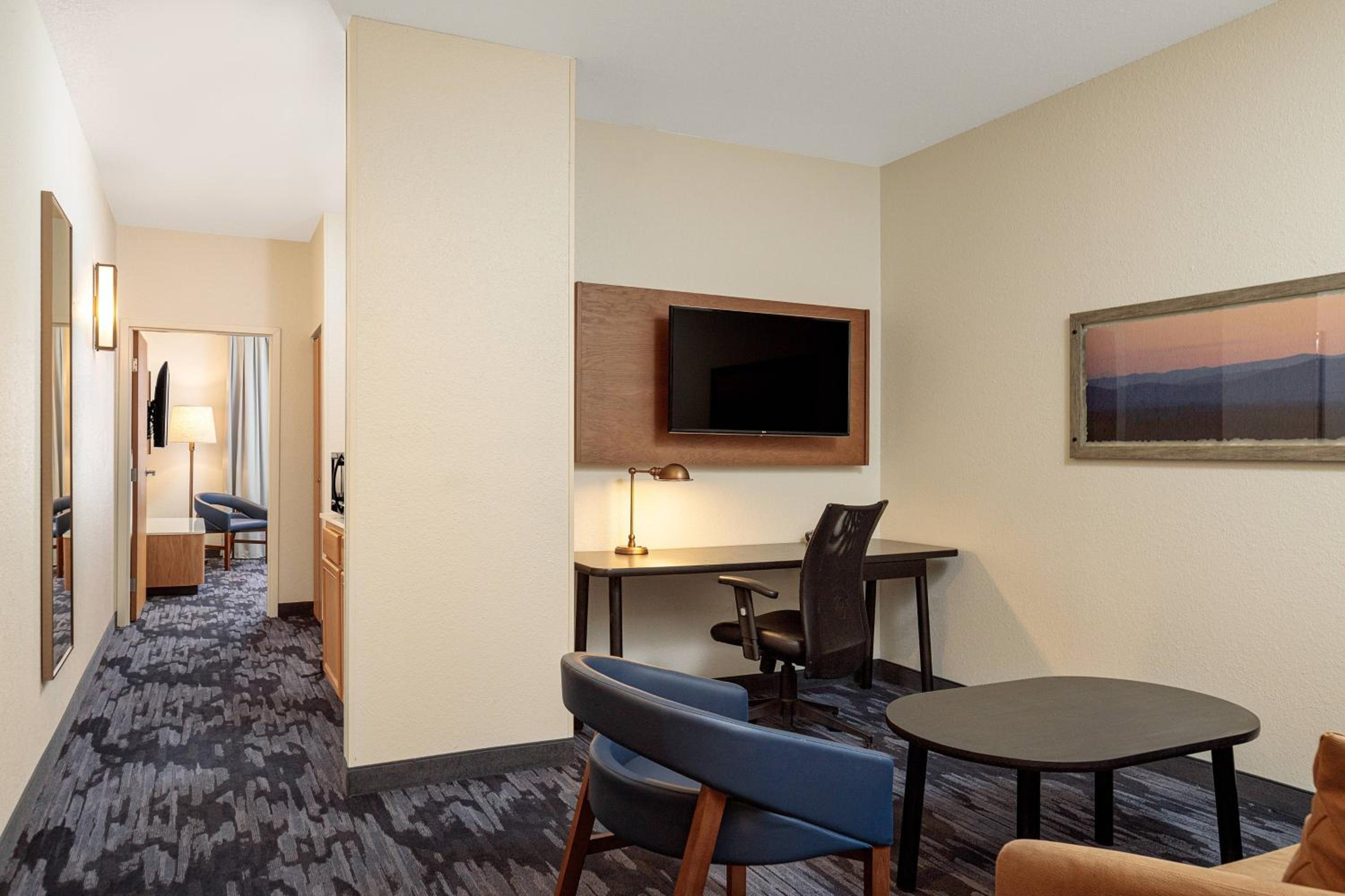 One-Bedroom King Suite with Sofa Bed - Photo 5