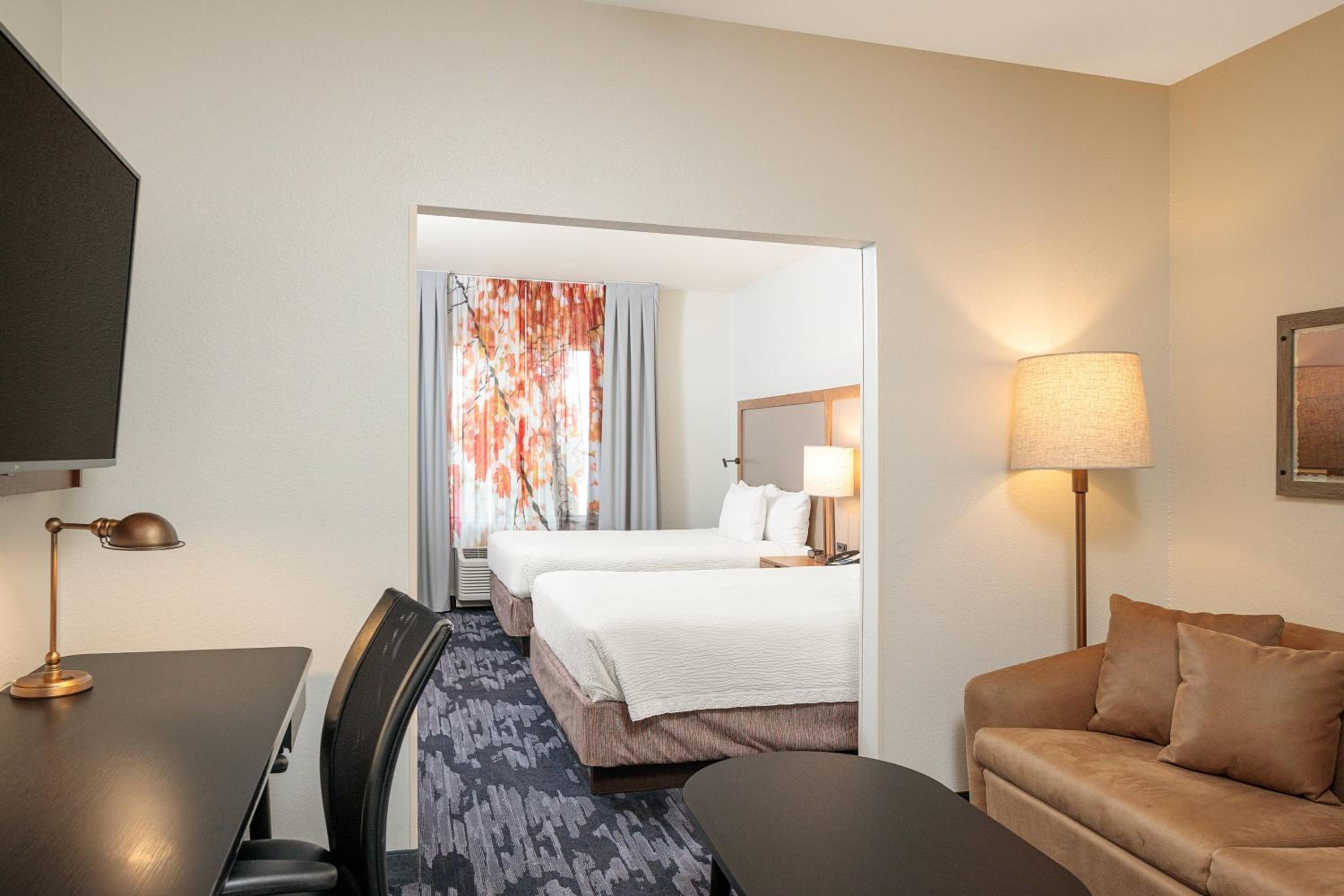 Queen Suite with Two Queen Beds and Sofa Bed - Photo 4