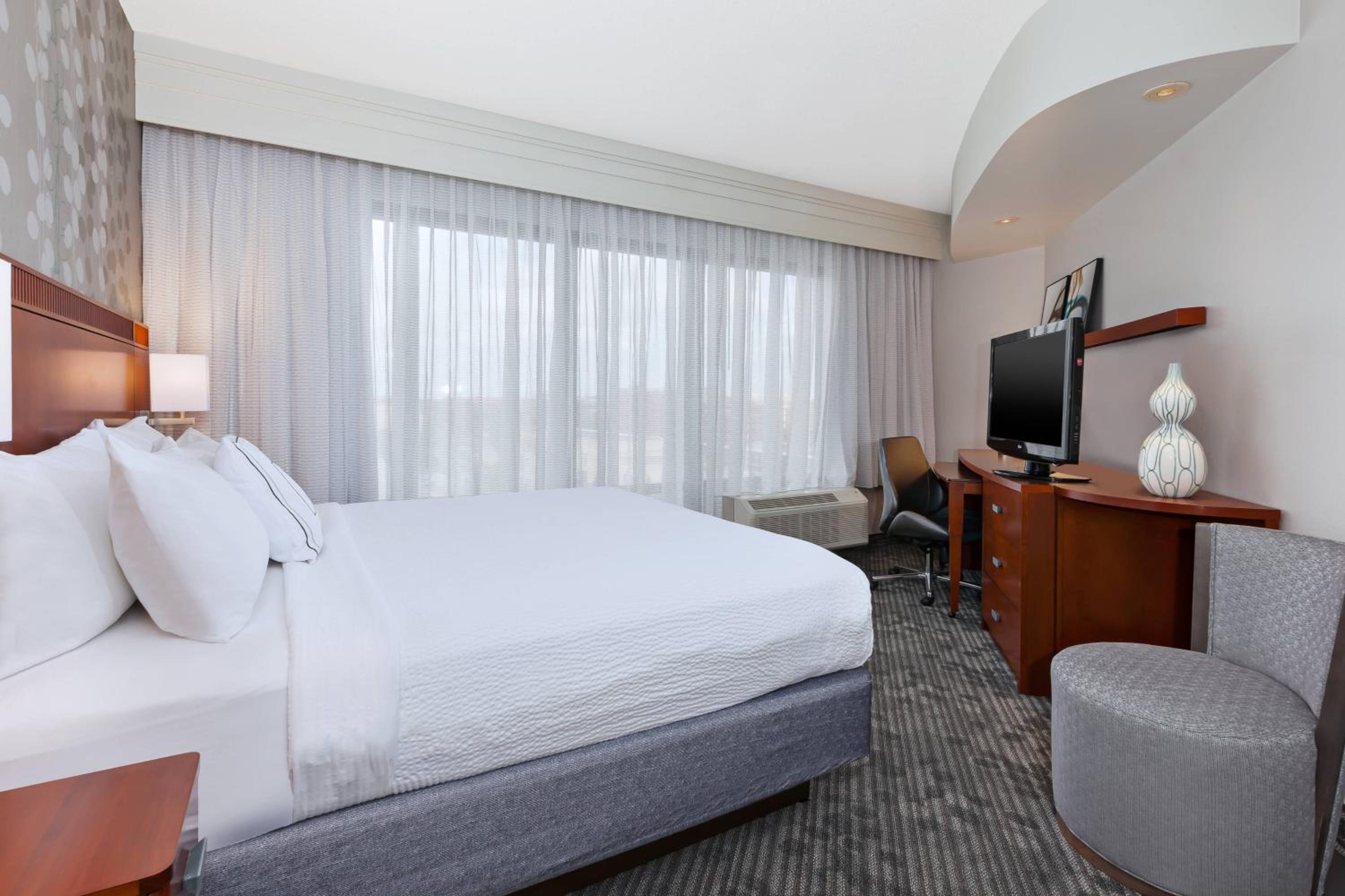 One-Bedroom King Suite with Sofa Bed - Hearing Accessible - Photo 5