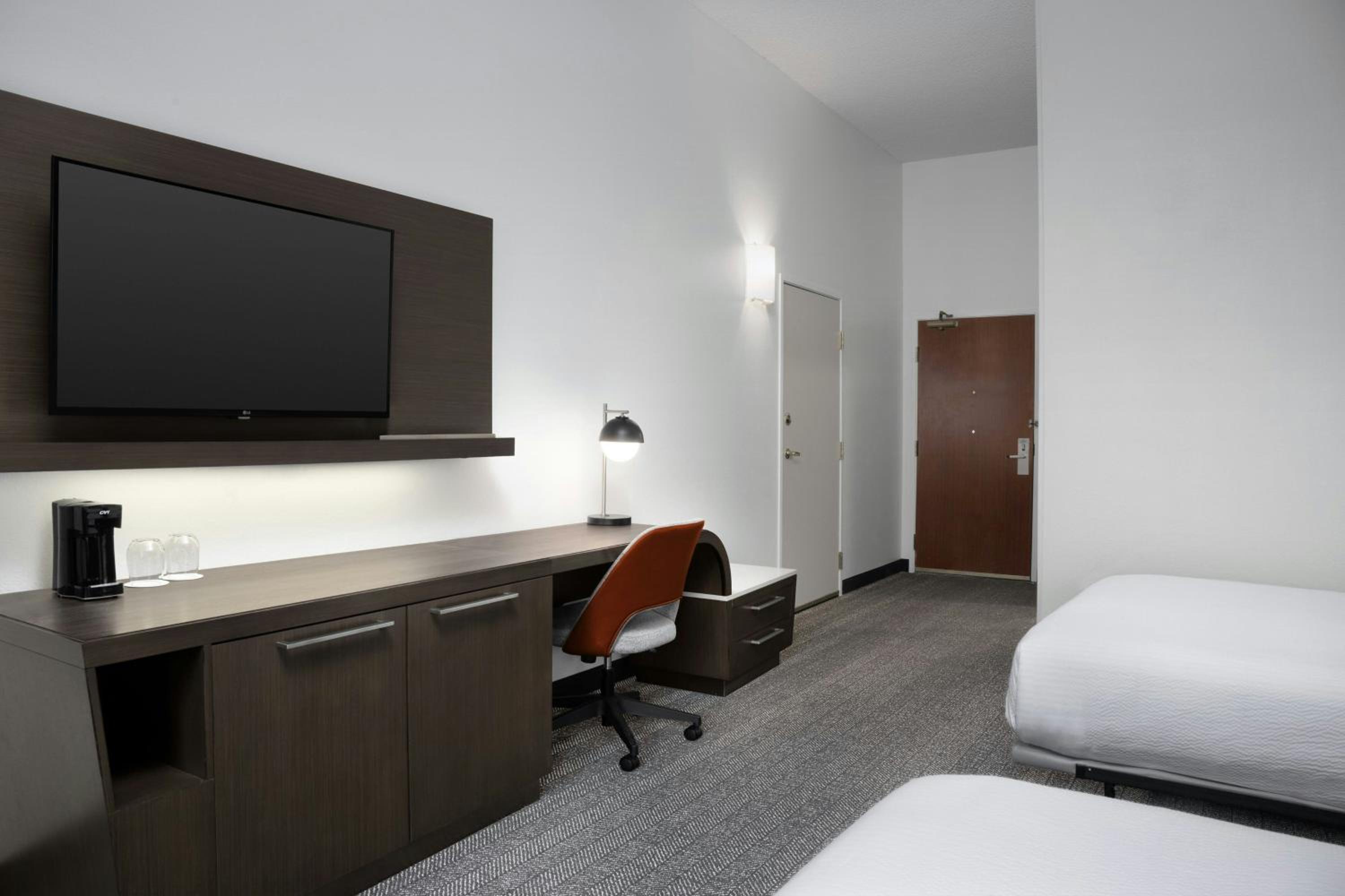 Queen Room with Two Queen Beds - Hearing Accessible - Photo 4
