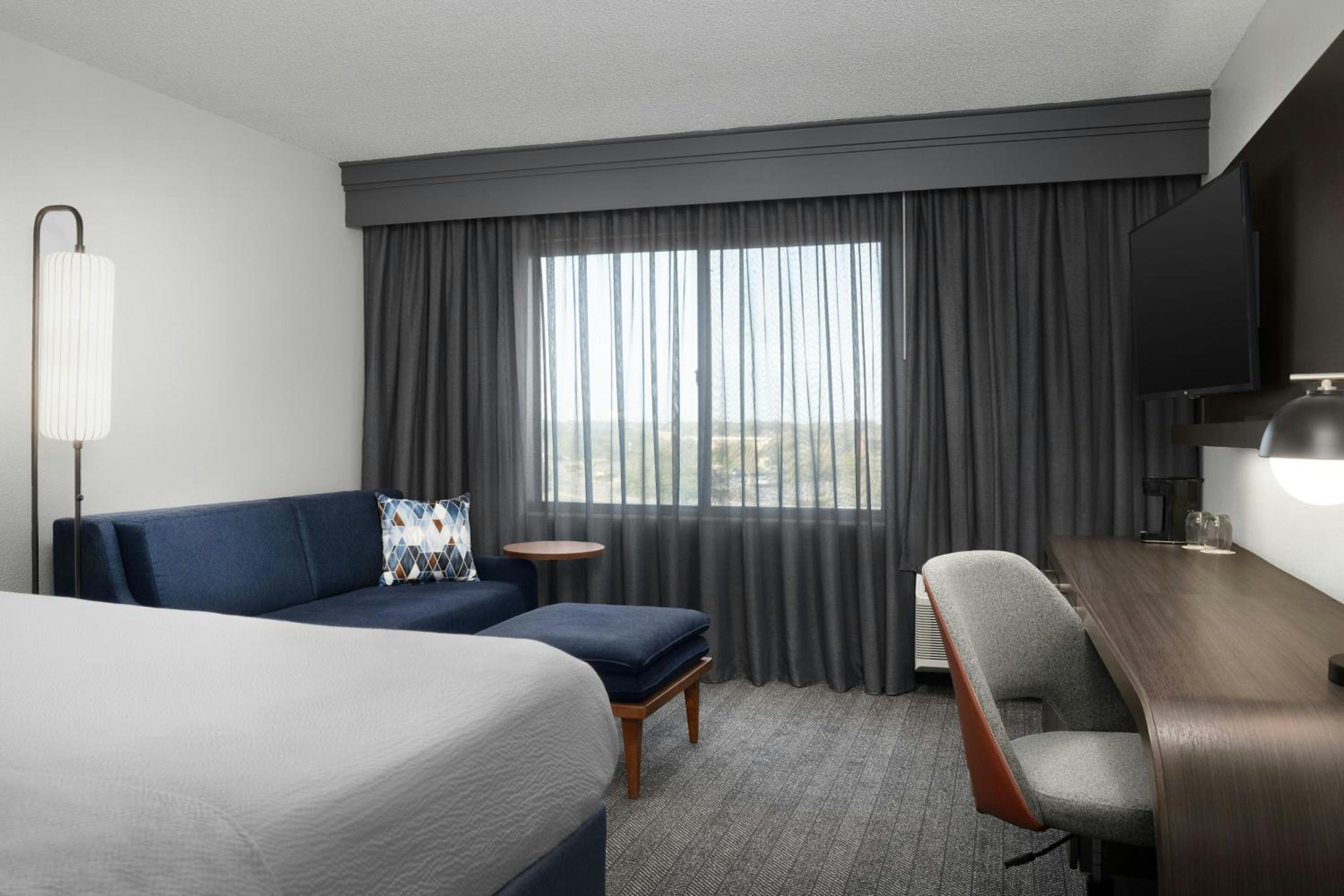 King Room with Bathtub - Mobility Access/Hearing Accessible photo 3