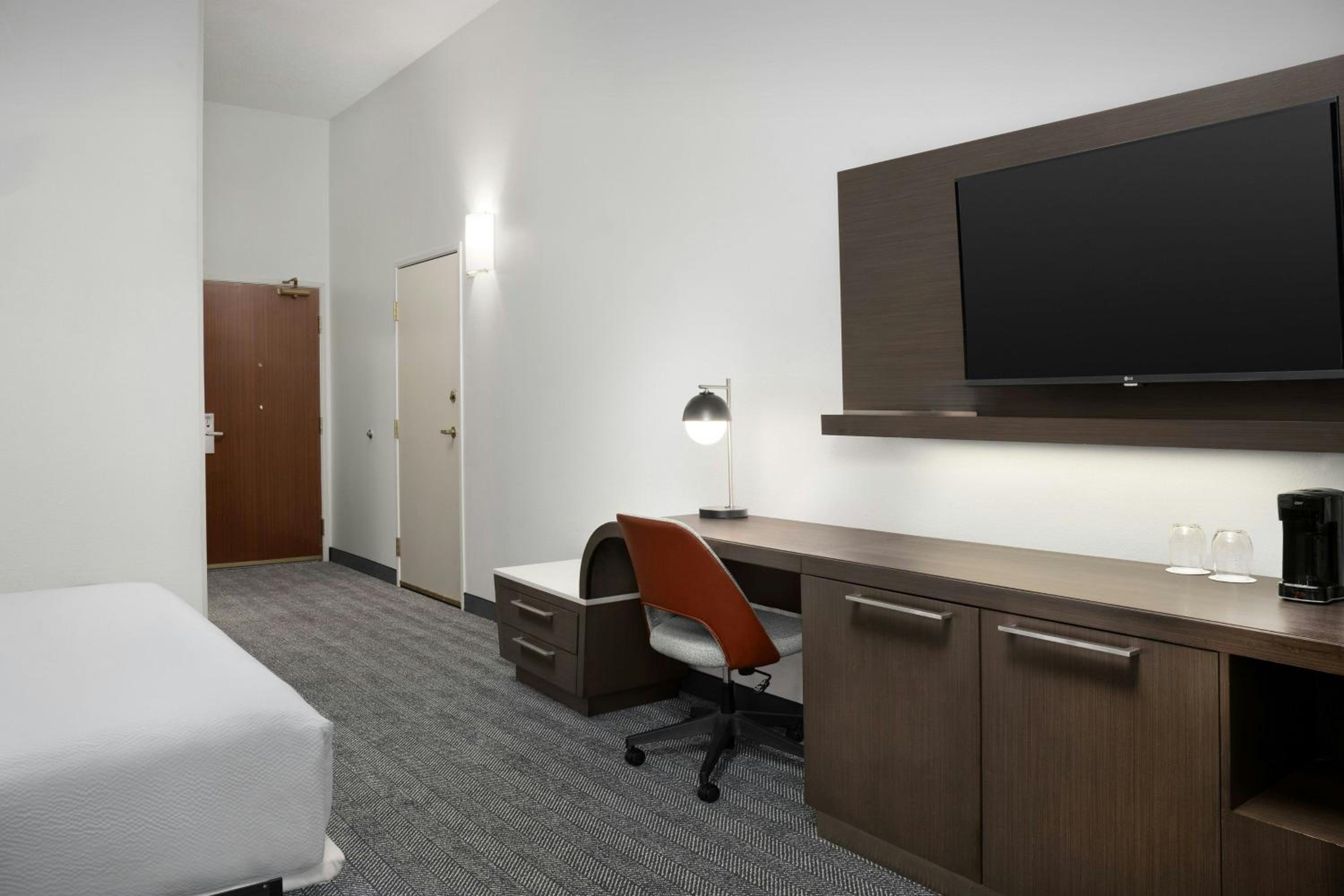 King Room with Sofa Bed - Hearing Accessible photo 3