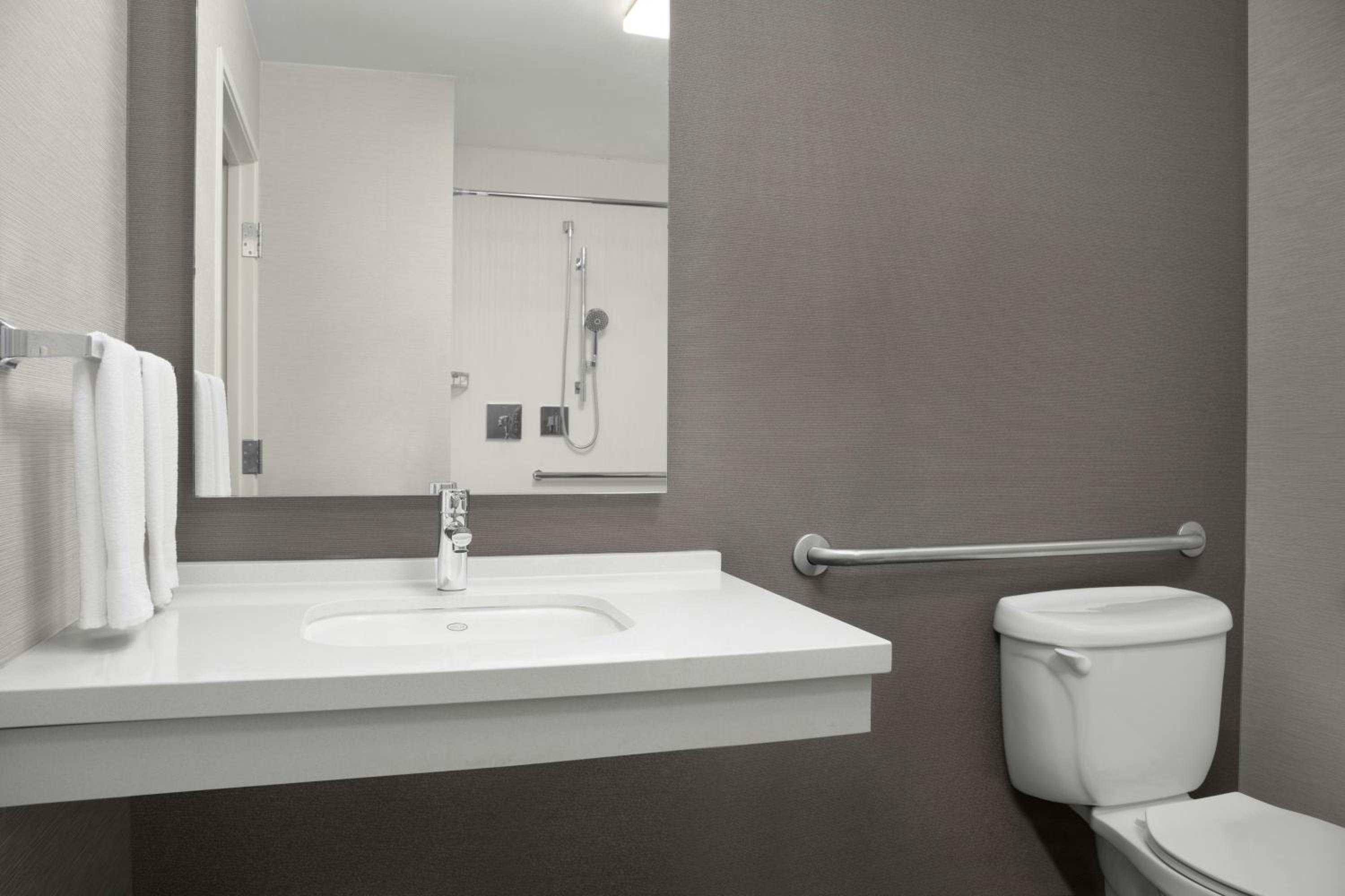 Queen Room with Two Queen Beds - Hearing Accessible - Photo 7