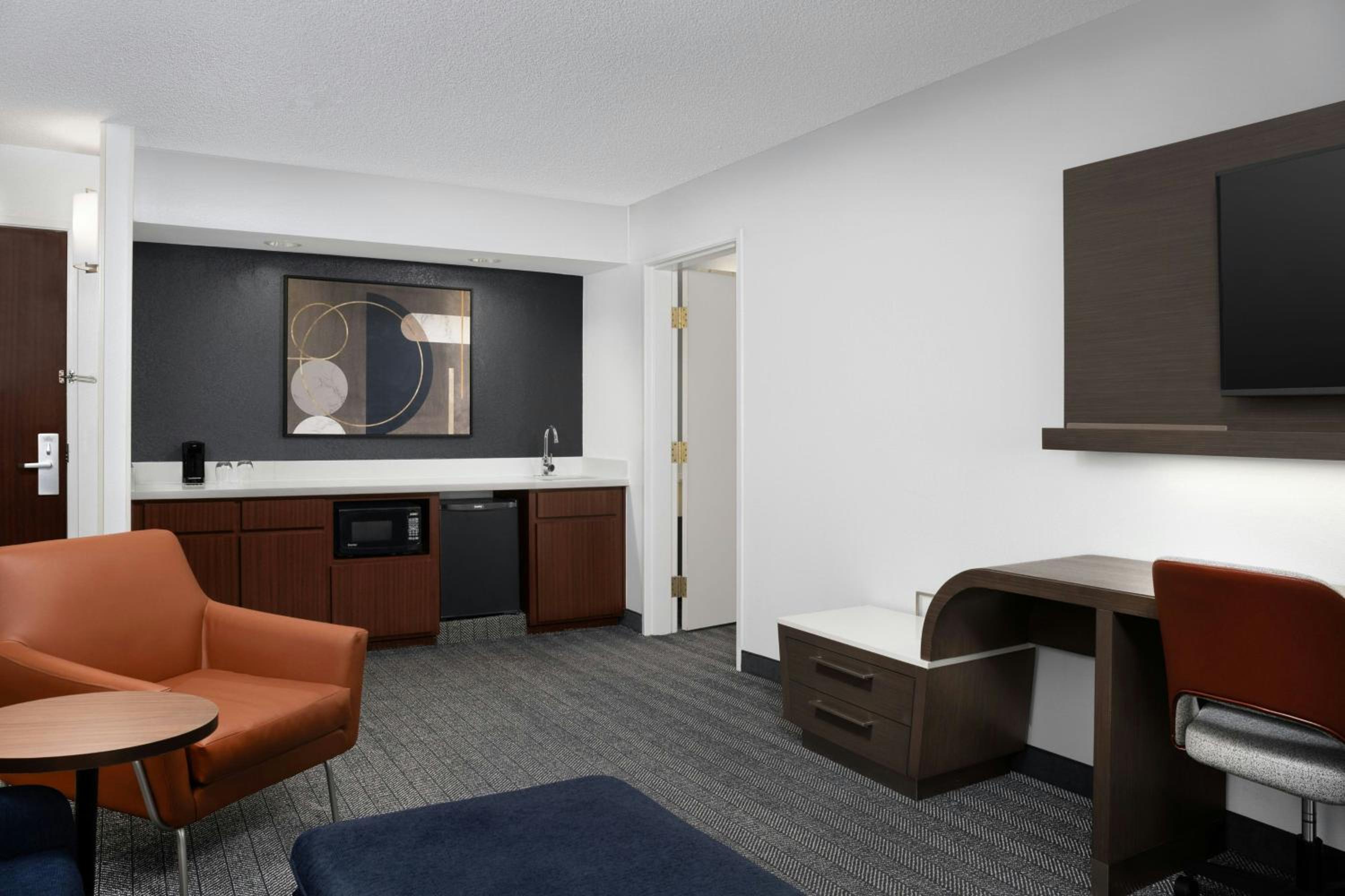 One-Bedroom King Suite with Sofa Bed - Photo 2