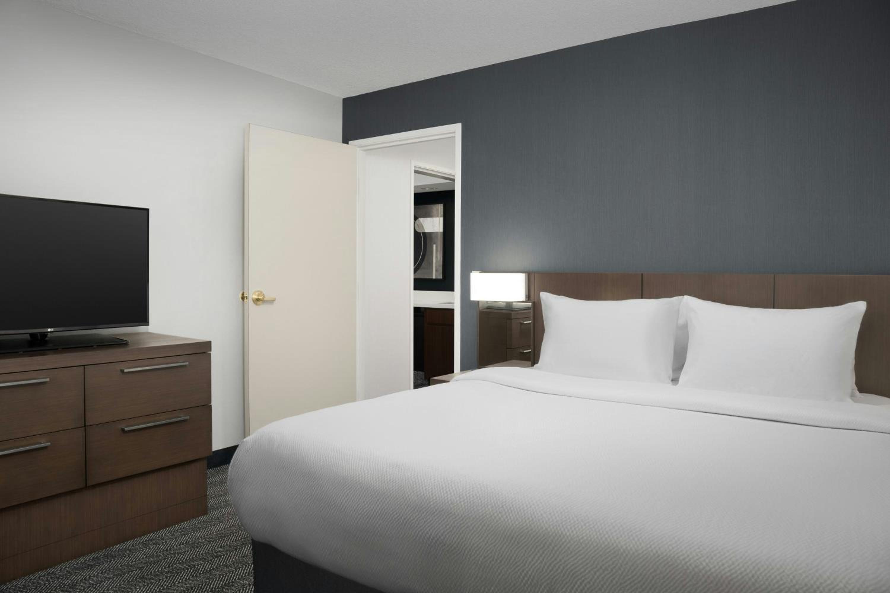 One-Bedroom King Suite with Sofa Bed - Photo 3