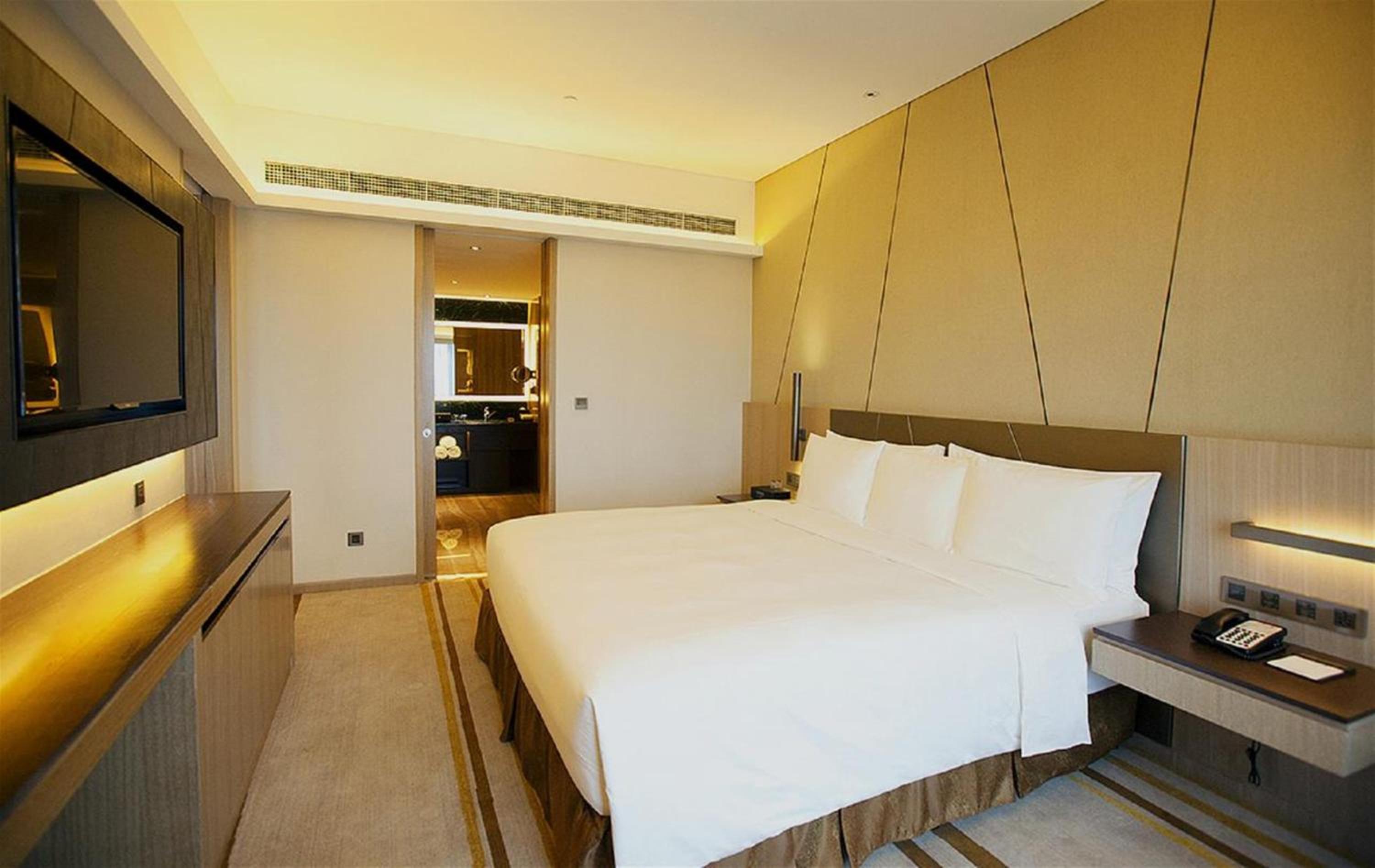 Executive Suite thumbnail 6