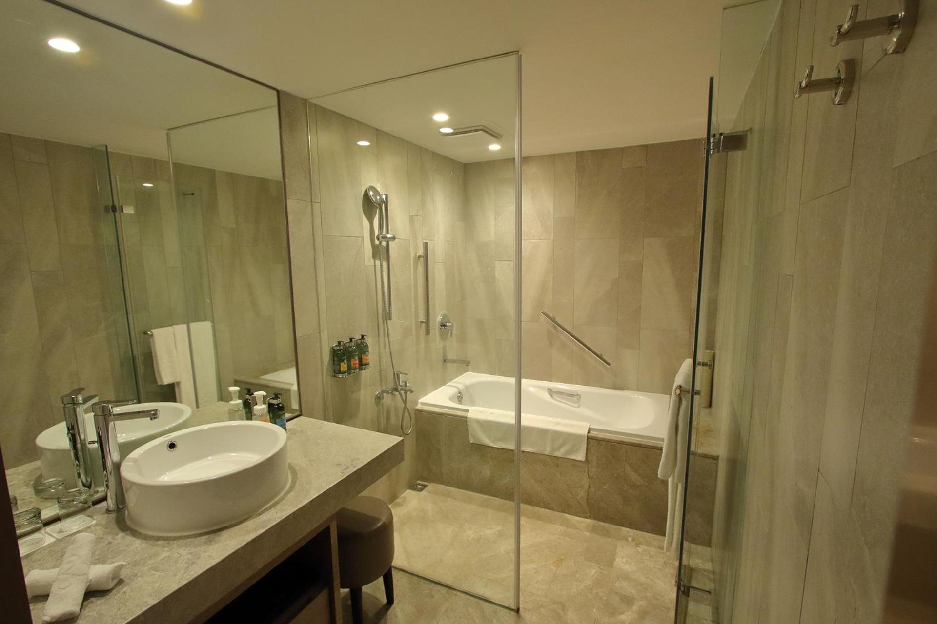 Premier Twin Room with Royal VIP Lounge photo 3