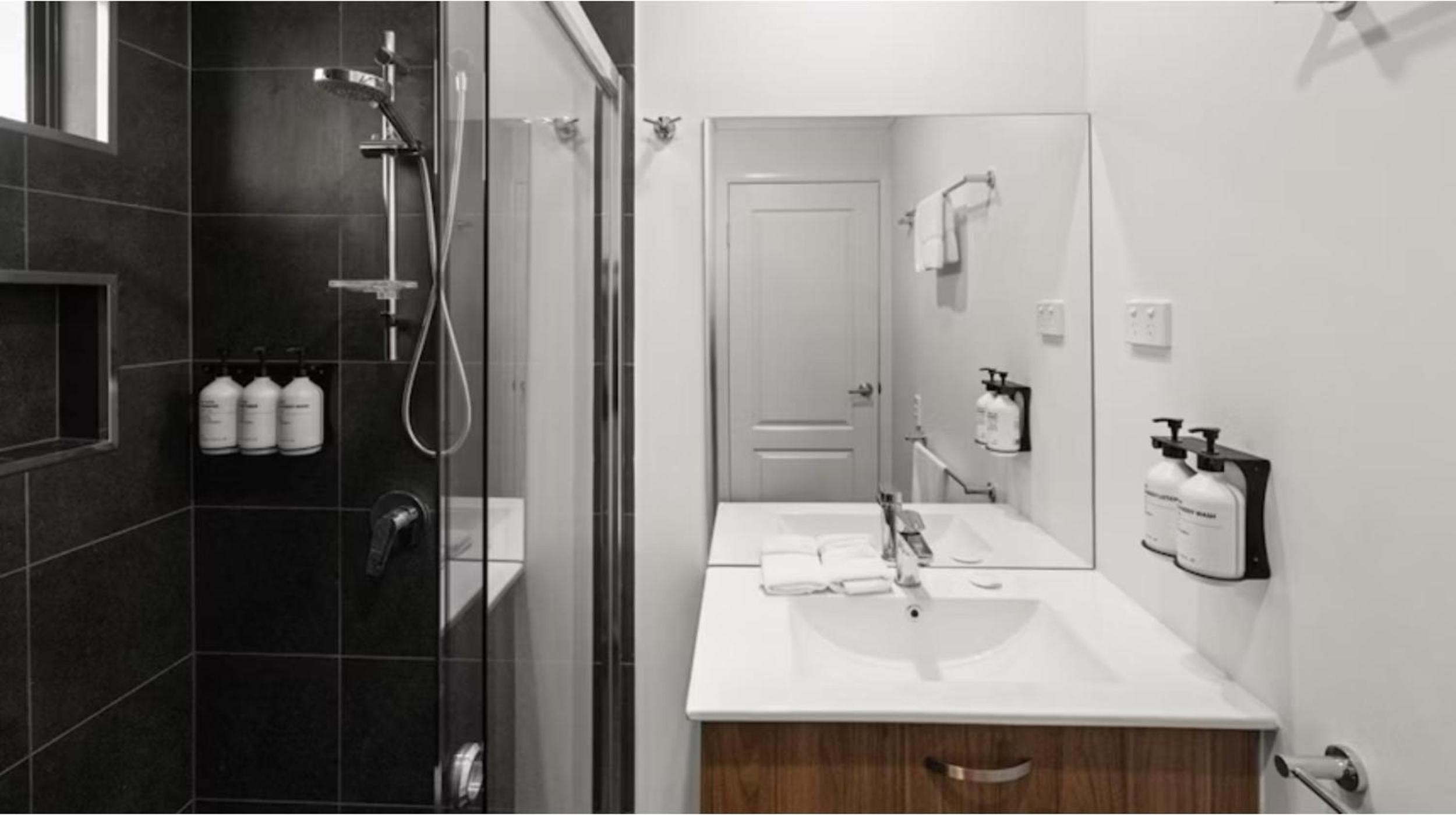 Deluxe 2 Bedroom Cabin - Sleeps 6 - Photo 5