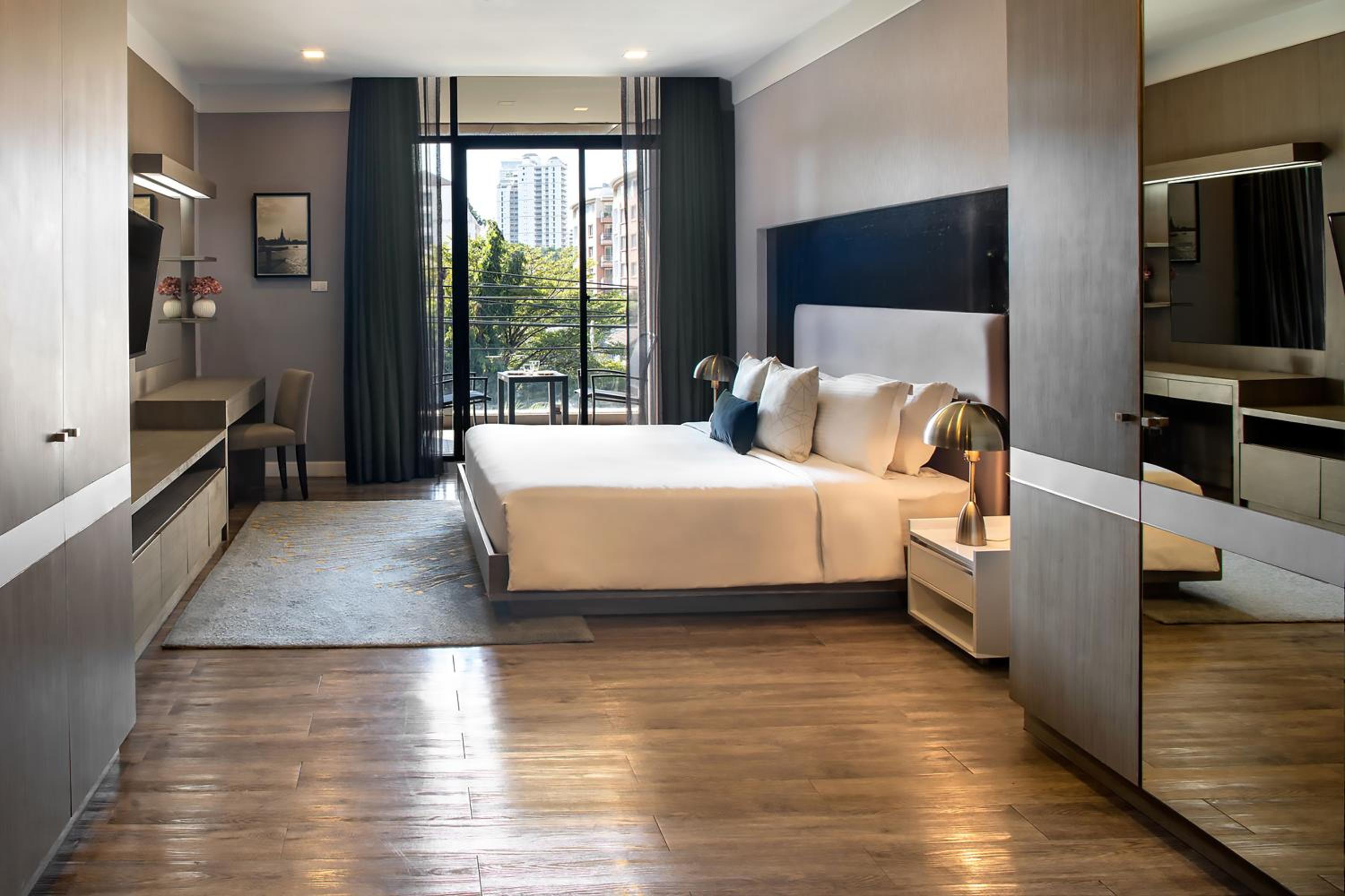 One-Bedroom Deluxe King Suite photo 2