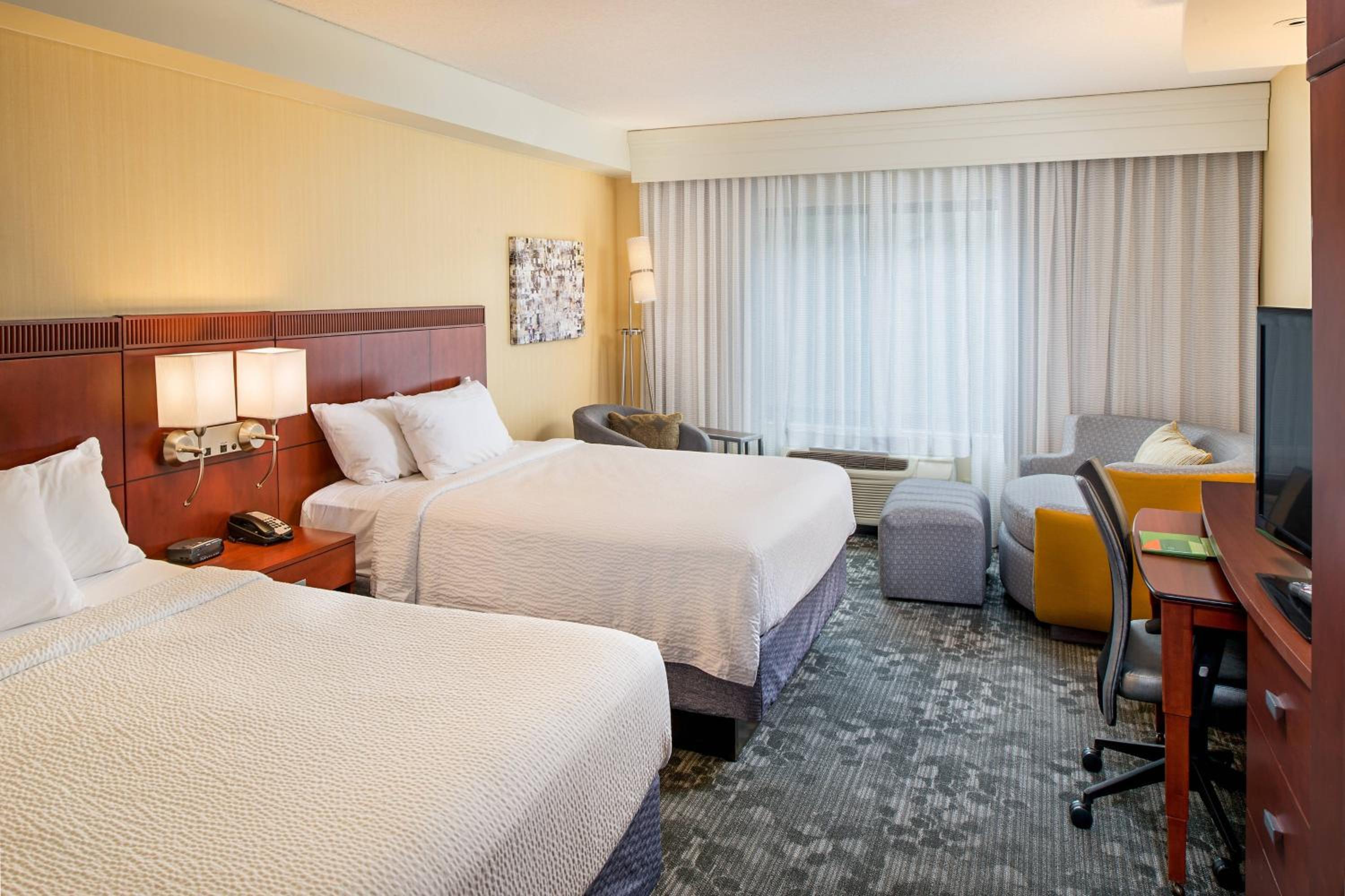 Queen Room with Two Queen Beds and Adapted Tub - Mobility and Hearing Accessible photo 3