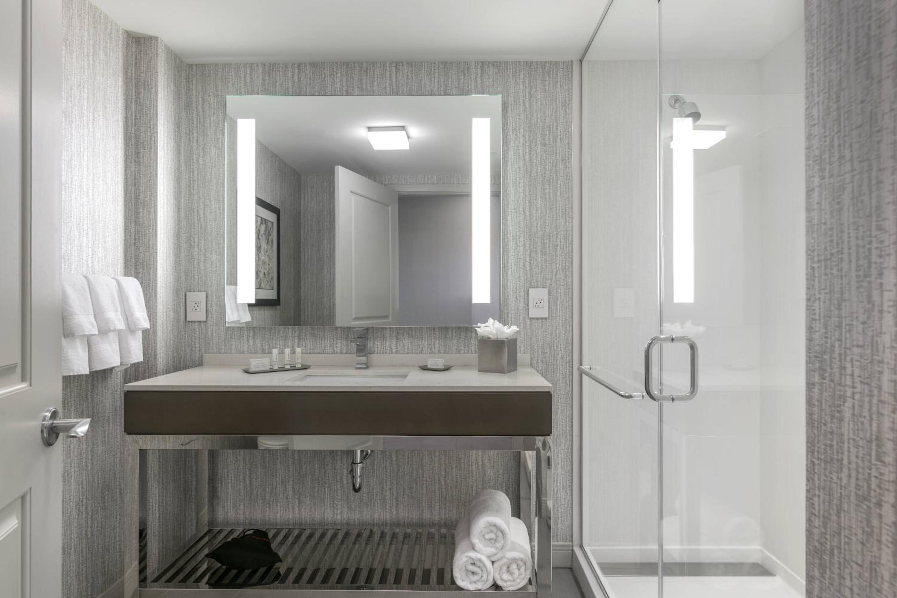Queen Room with Two Queen Beds and Bathtub - Mobility Access photo 3