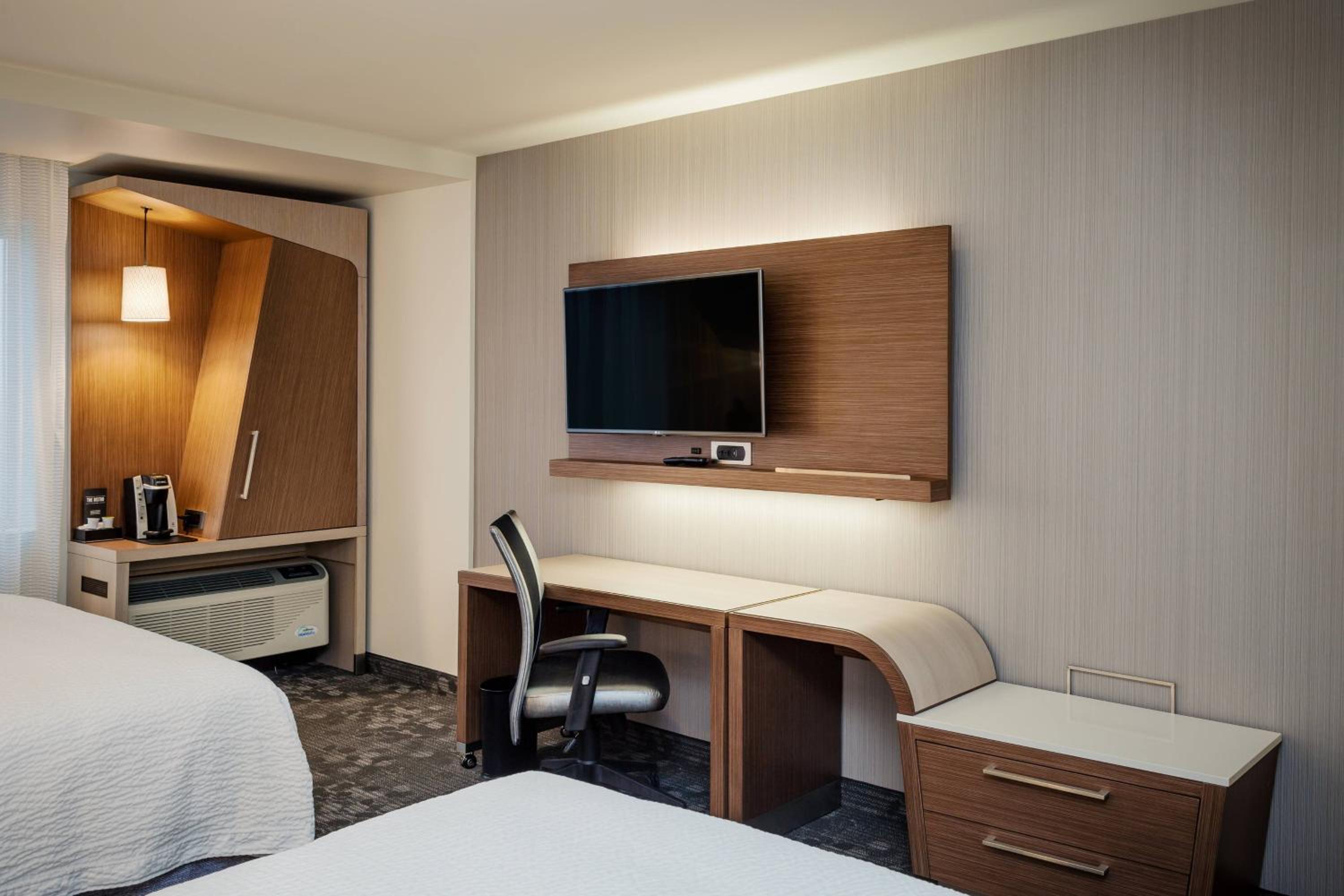 Queen Room with Two Queen Beds - Hearing Accessible photo 2