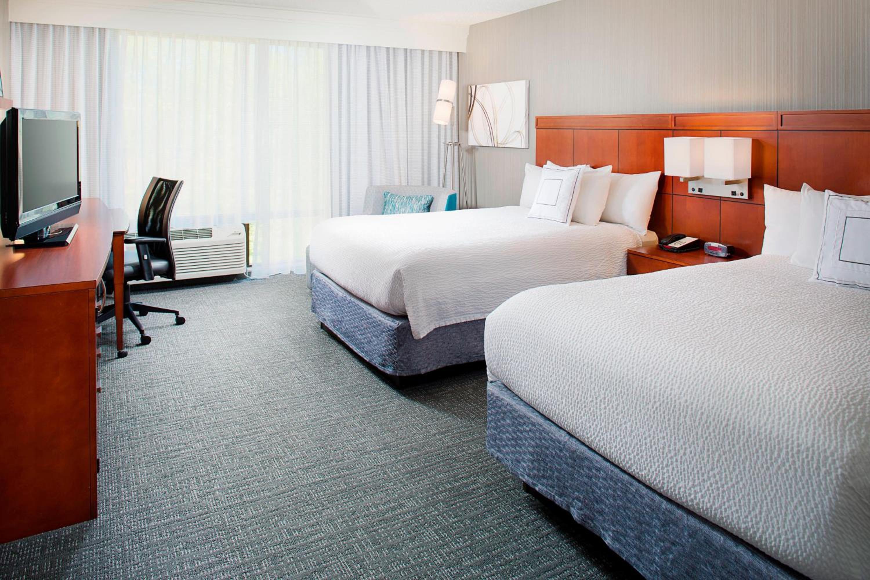 Double Room with Two Double Beds and Bathtub - Mobility Access/Hearing Accessible - Photo 1