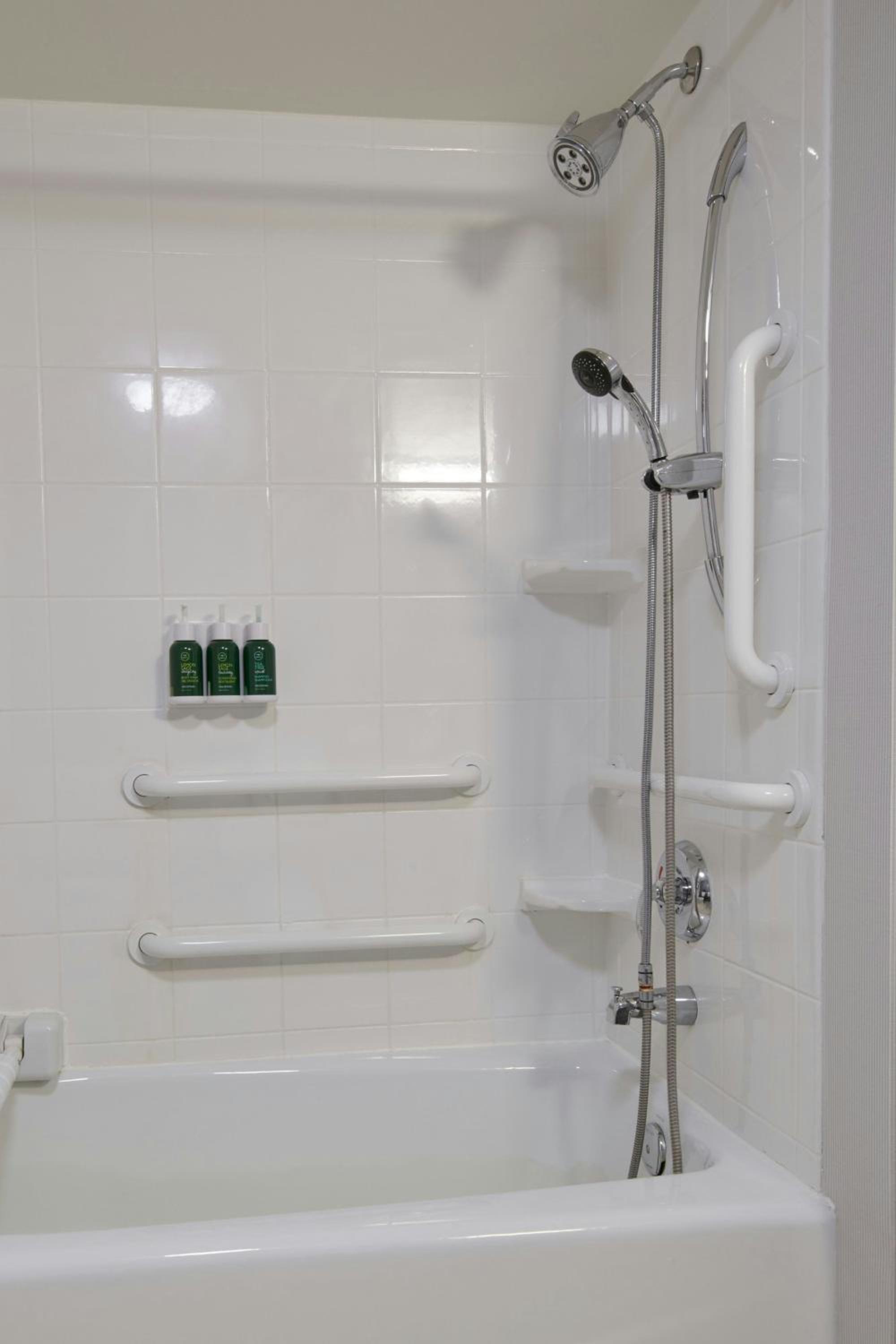 King Room with Bathtub and Sofa Bed - Mobility Access/Hearing Accessible - Photo 5