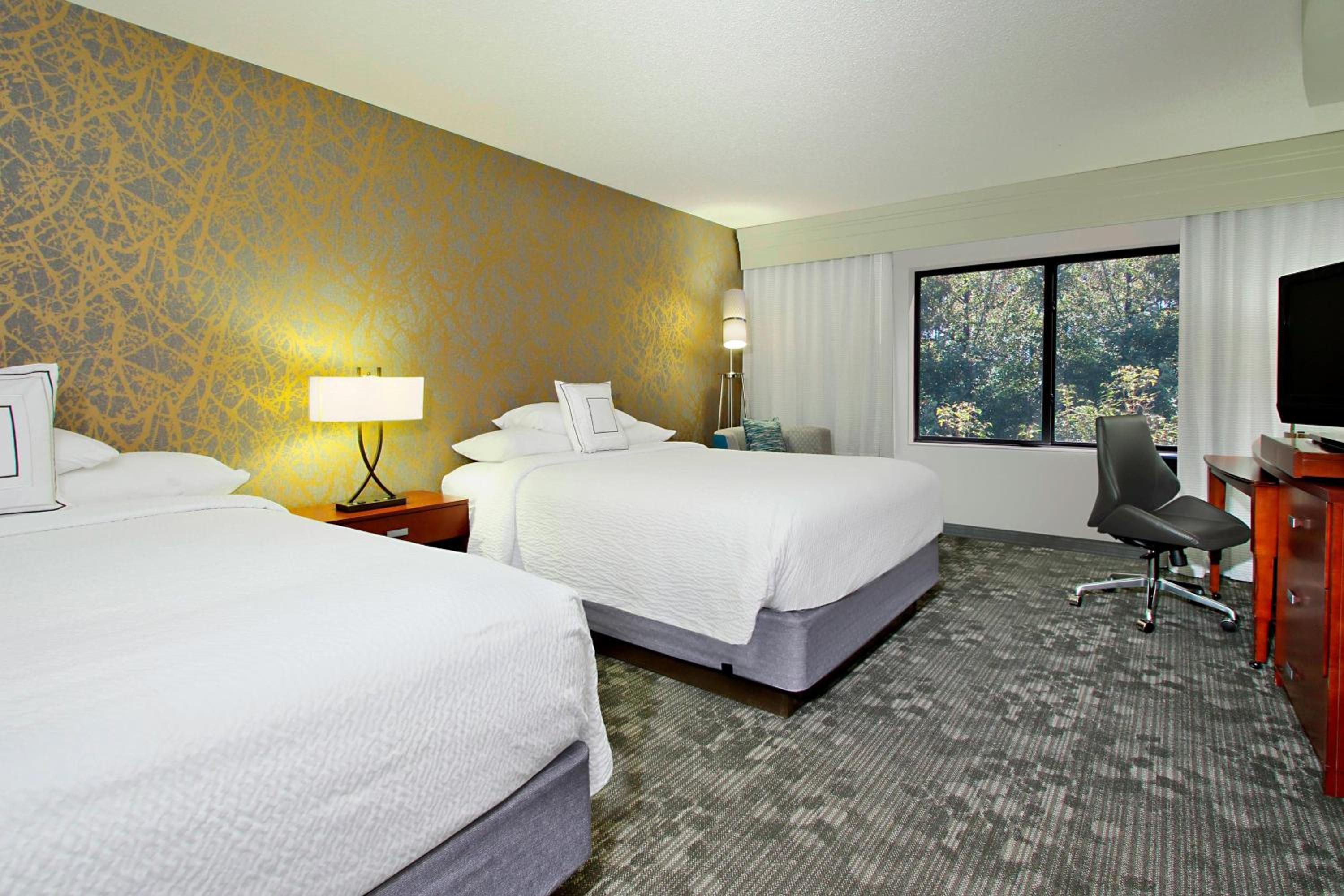 Queen Room with Two Queen Beds and Adapted Tub - Mobility Accessible - Photo 1