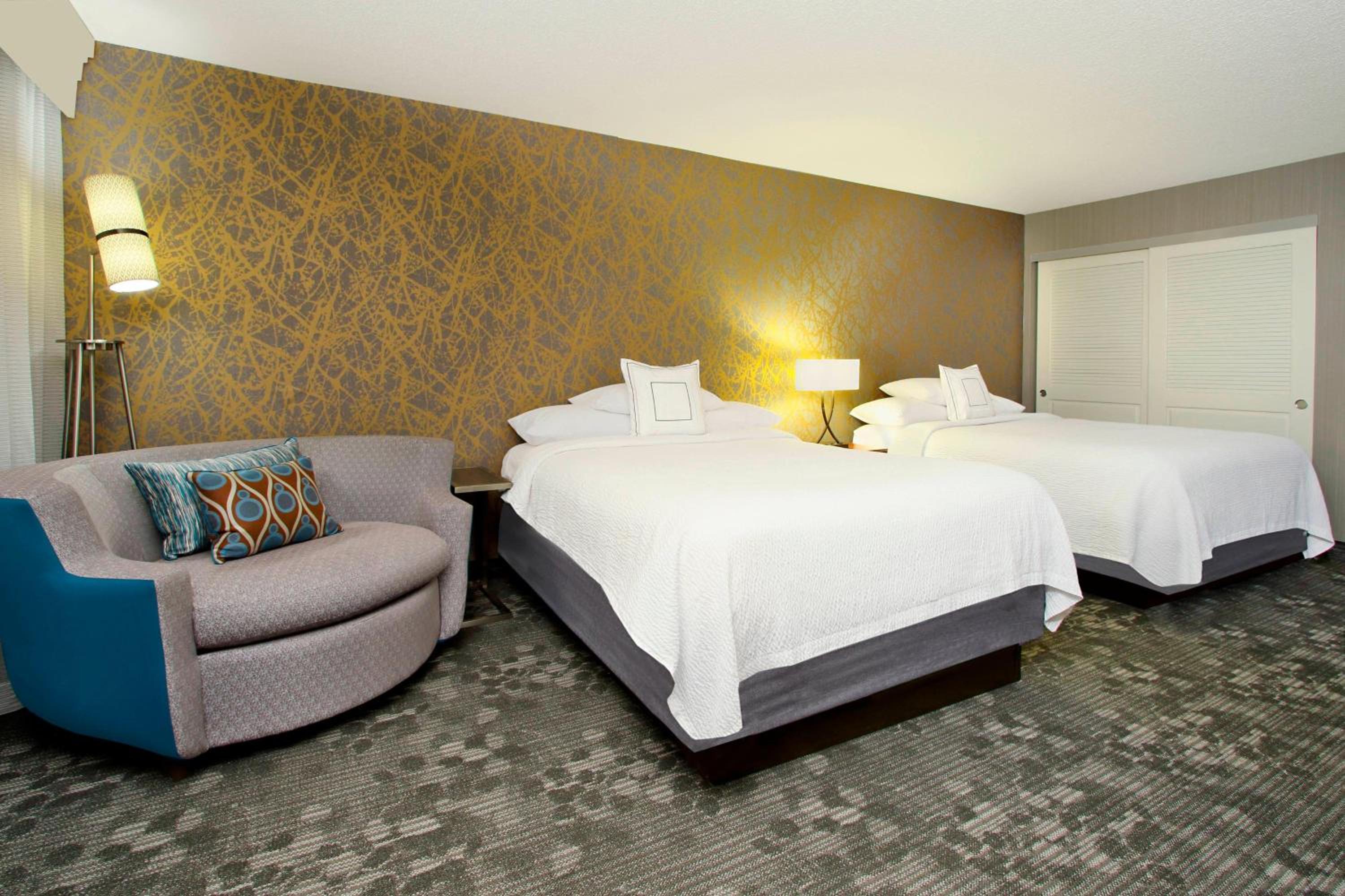 Large Queen Room - Hearing Accessible