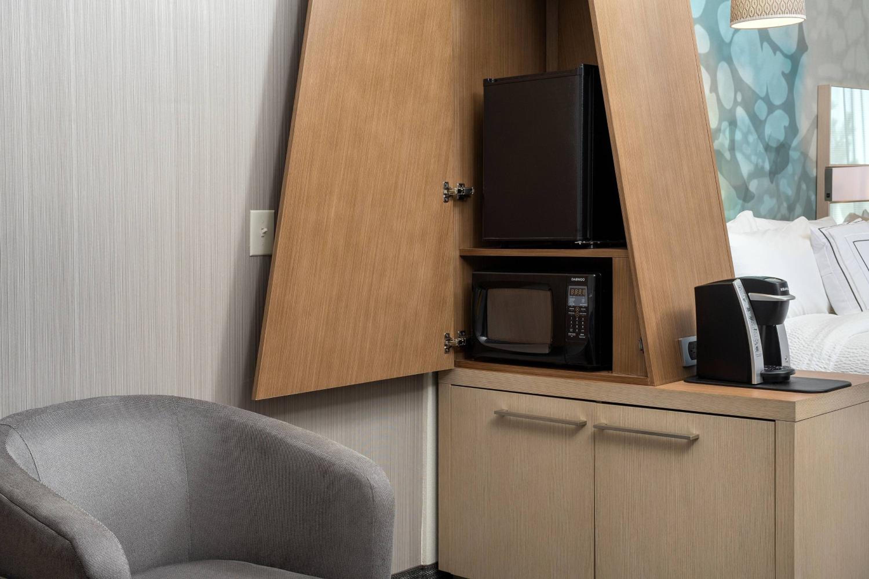 One-Bedroom King Suite with Sofa Bed  - Photo 4