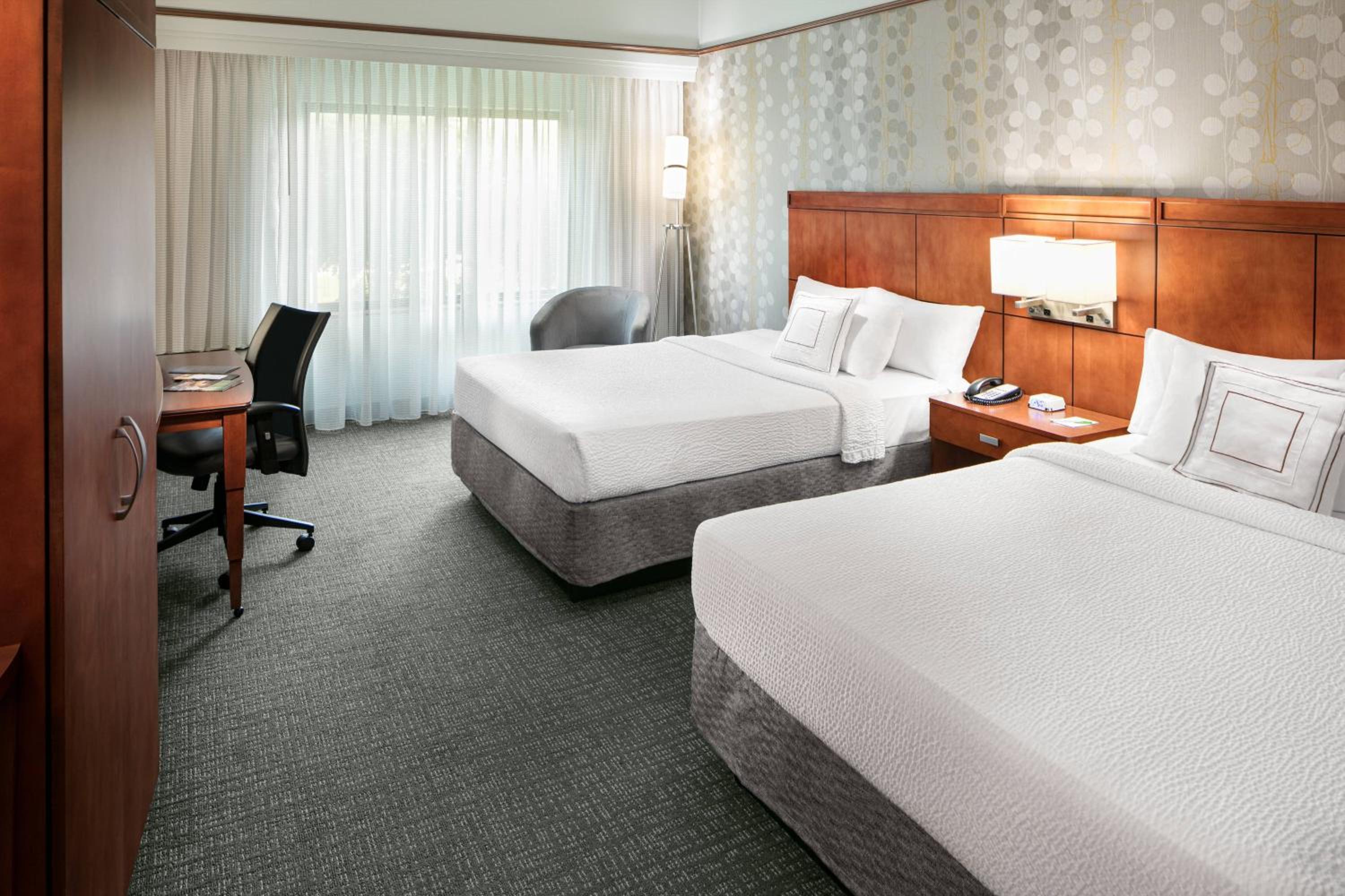 Queen Room with Two Queen Beds and Roll-in Shower - Mobility and Hearing Accessible photo 3