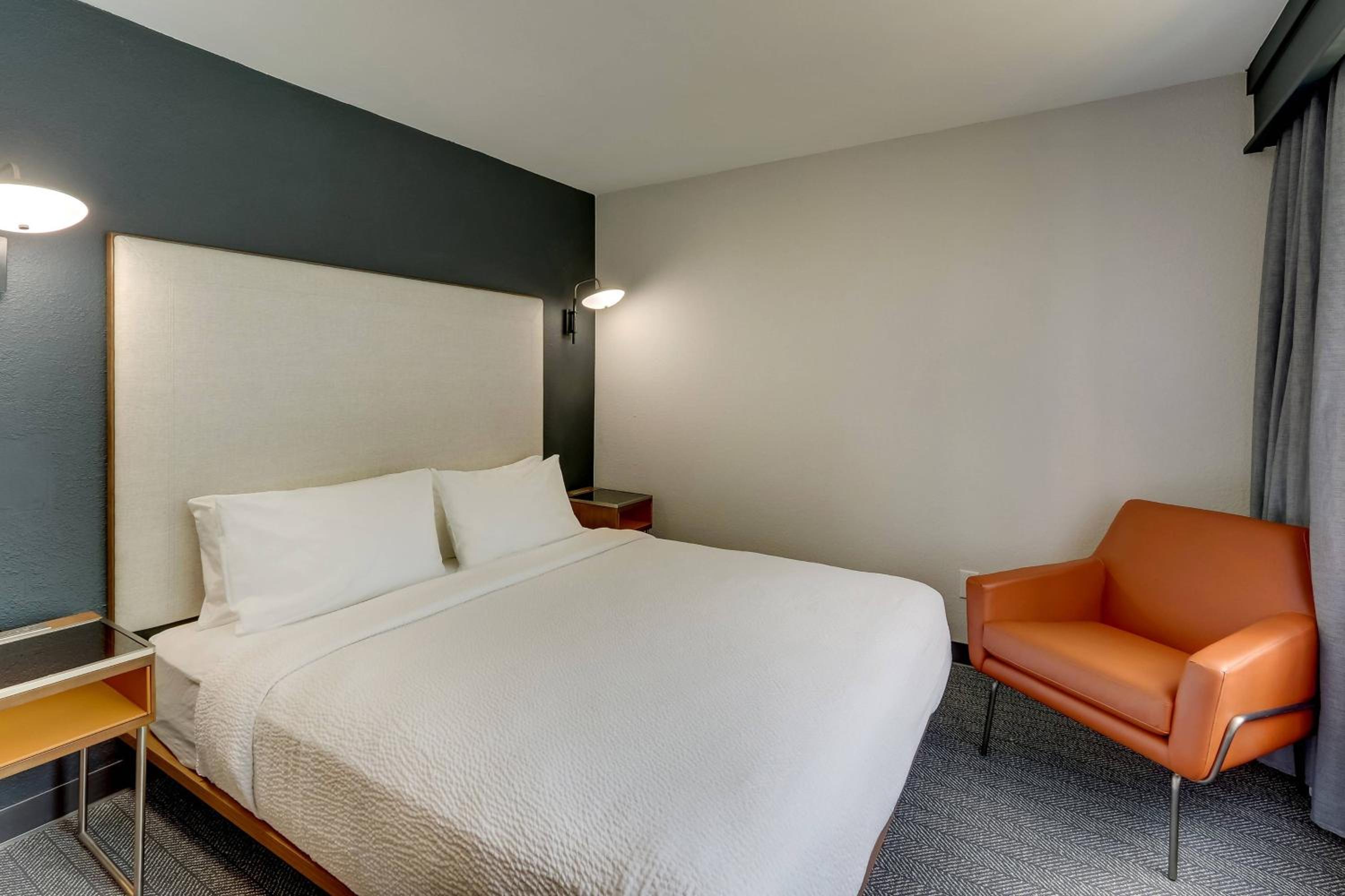 King Suite with Balcony and Sofa Bed - Photo 2