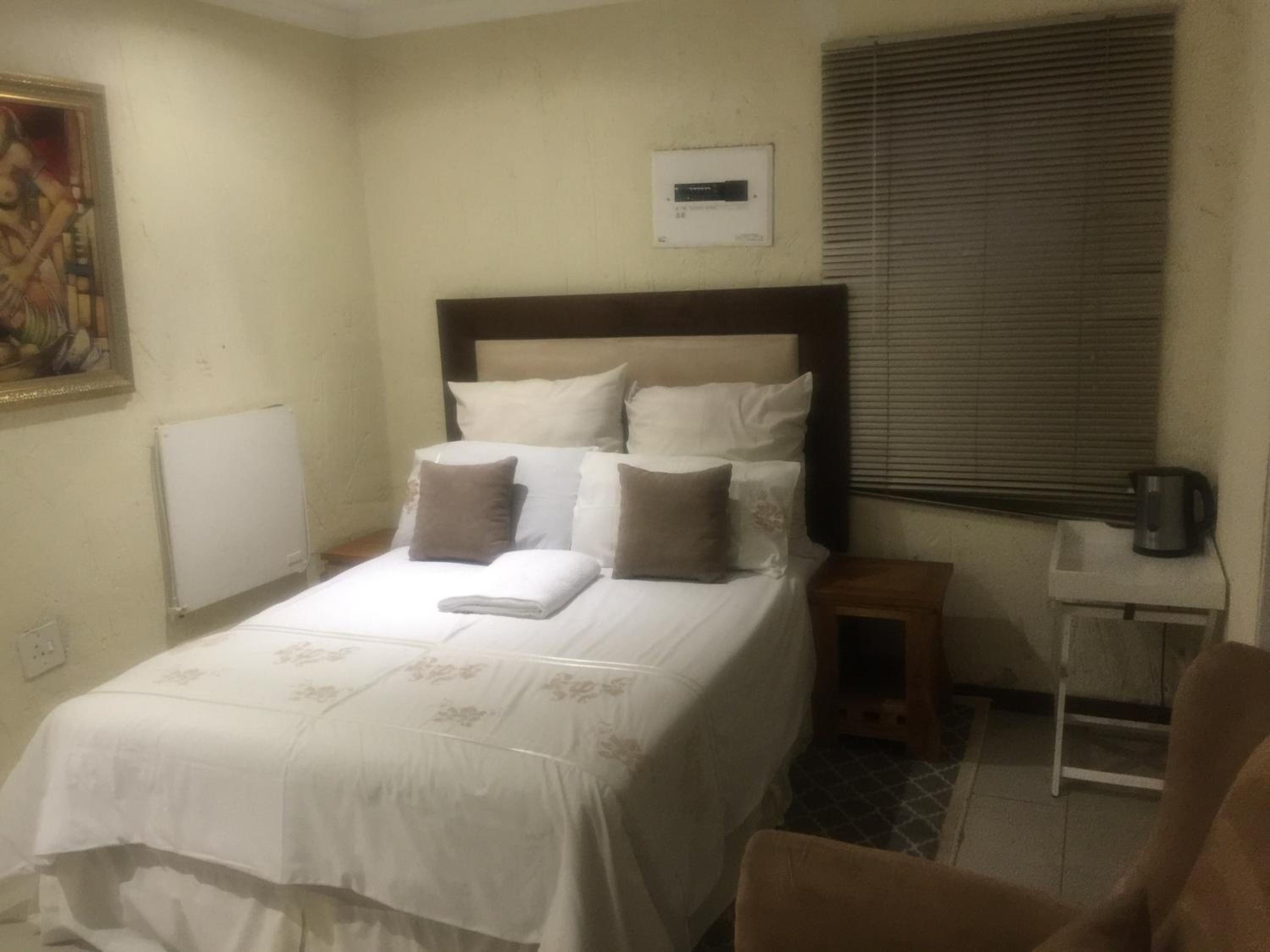 Deluxe Double Room (2 Adults + 1 Child) photo 2