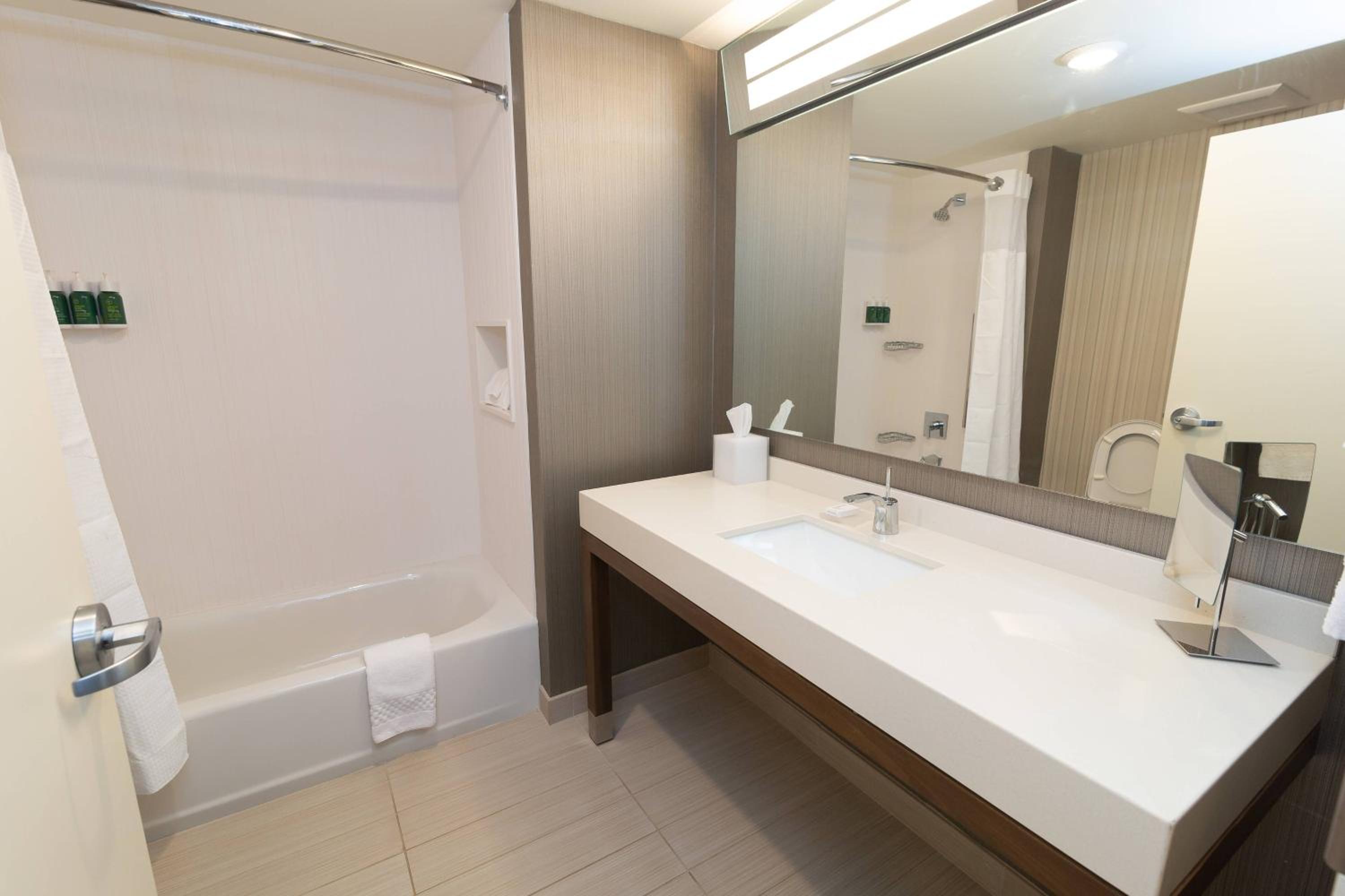 Queen Room with Two Queen Beds - Hearing Accessible - Photo 3