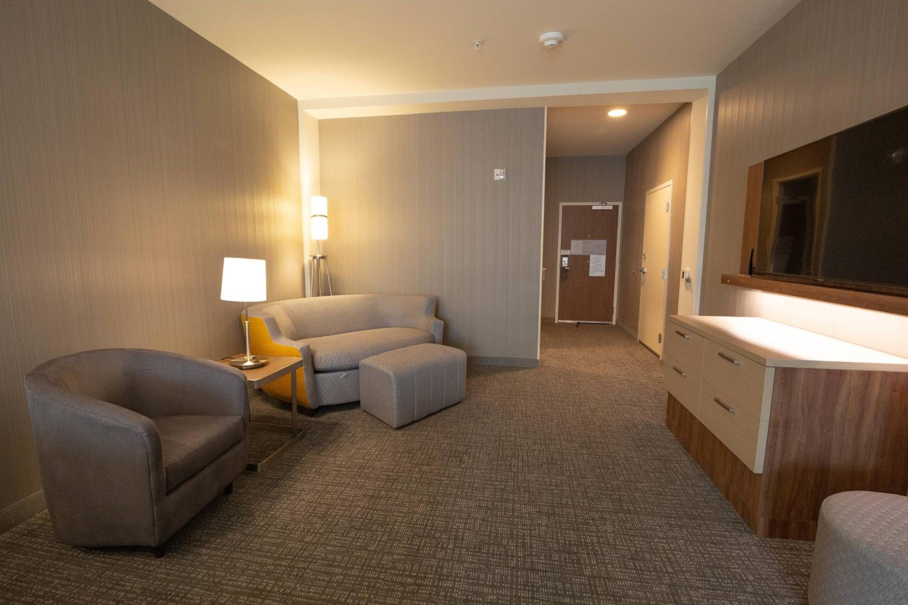 Queen Suite with Two Queen Beds, Bathtub and Sofa Bed - Mobility Access/Hearing Accessible - Photo 1
