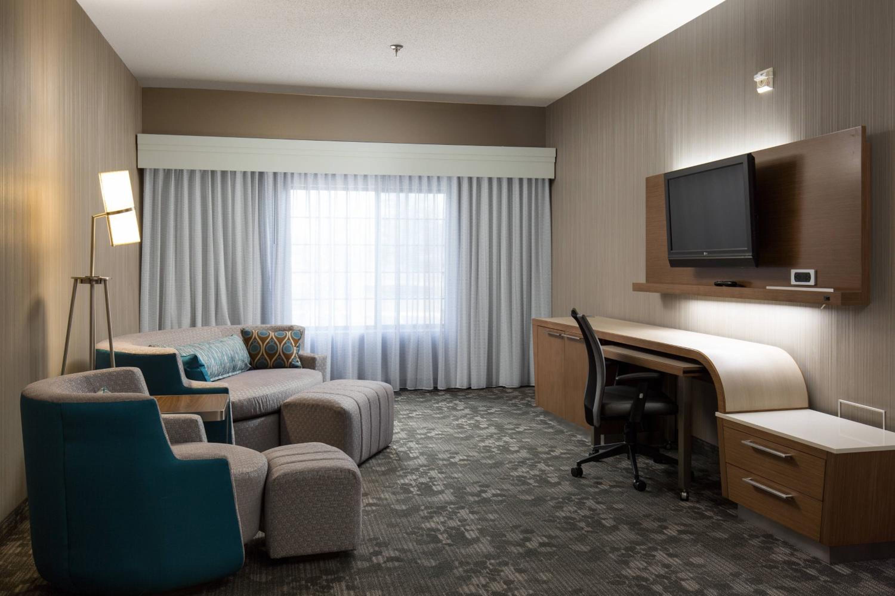 One-Bedroom King Suite with Sofa Bed - Photo 3