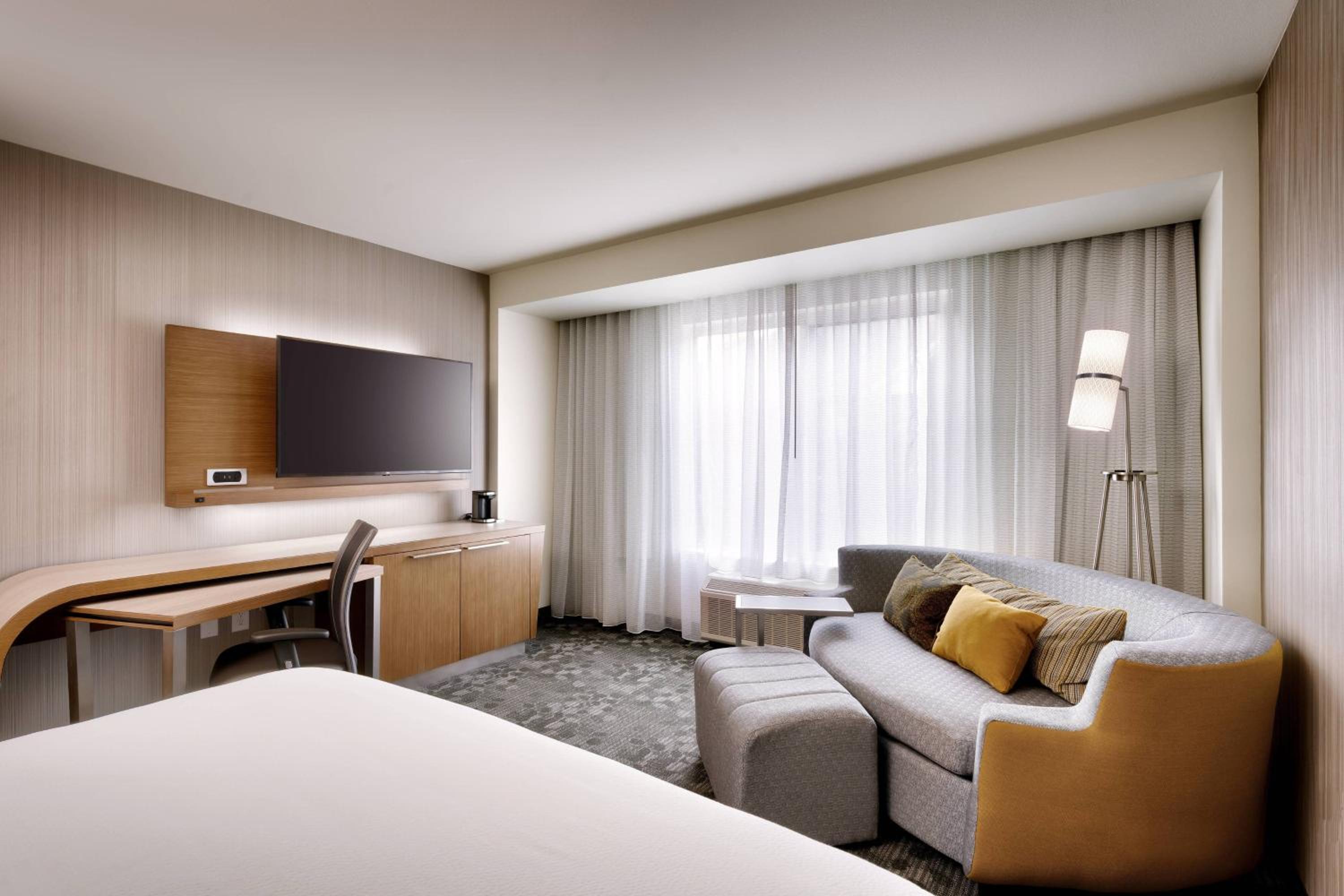 King Room with Sofa Bed - Photo 2