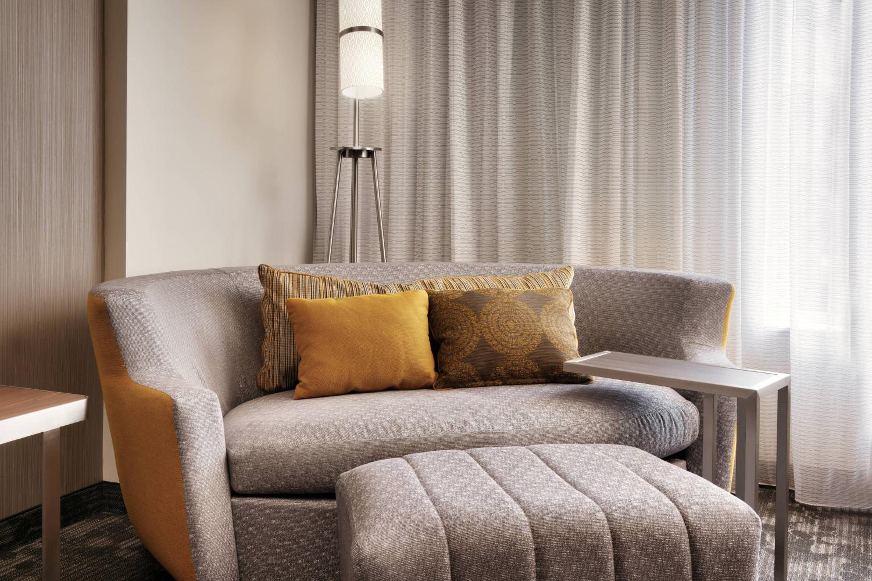 King Room with Sofa Bed - Photo 3