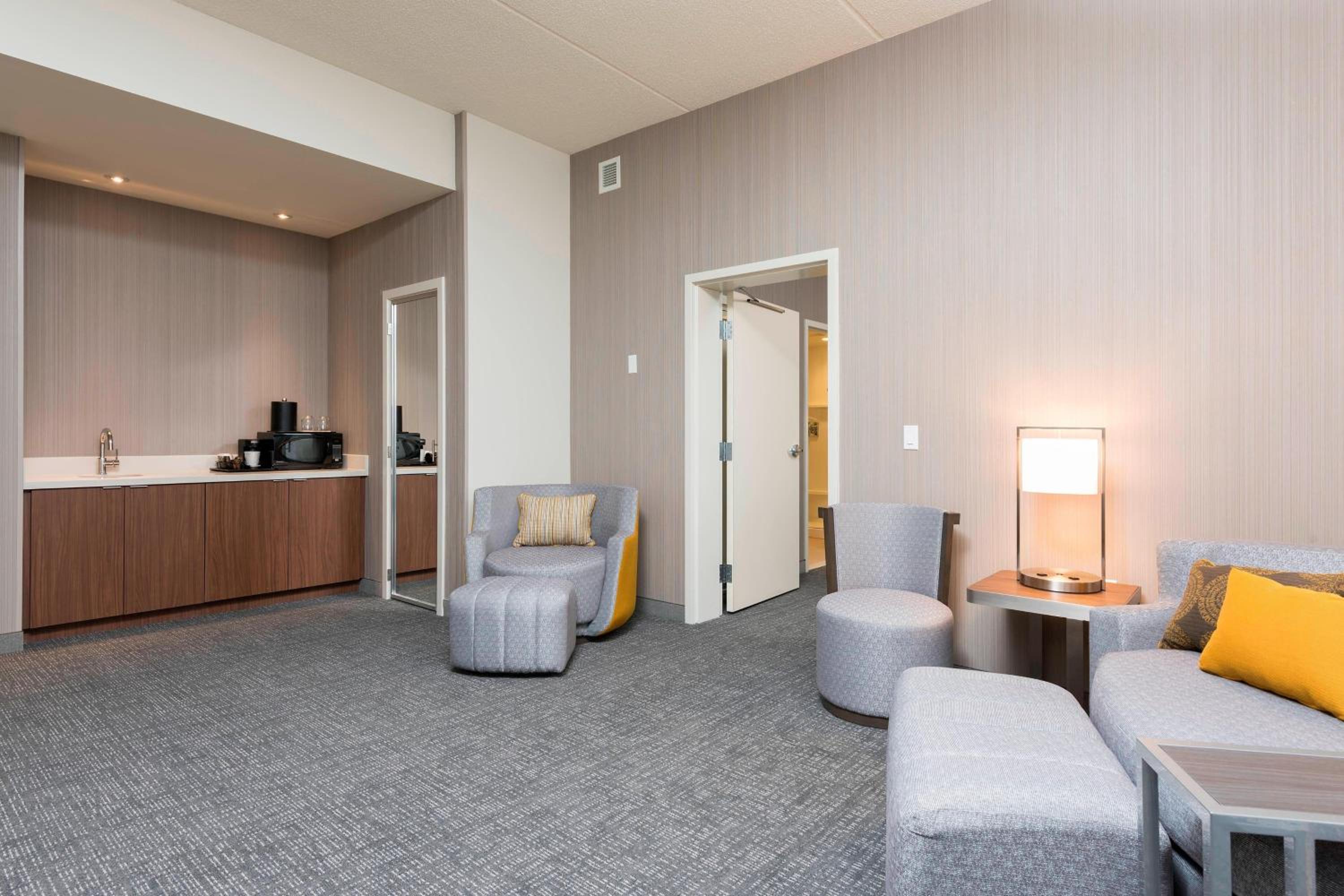 One-Bedroom Queen Suite