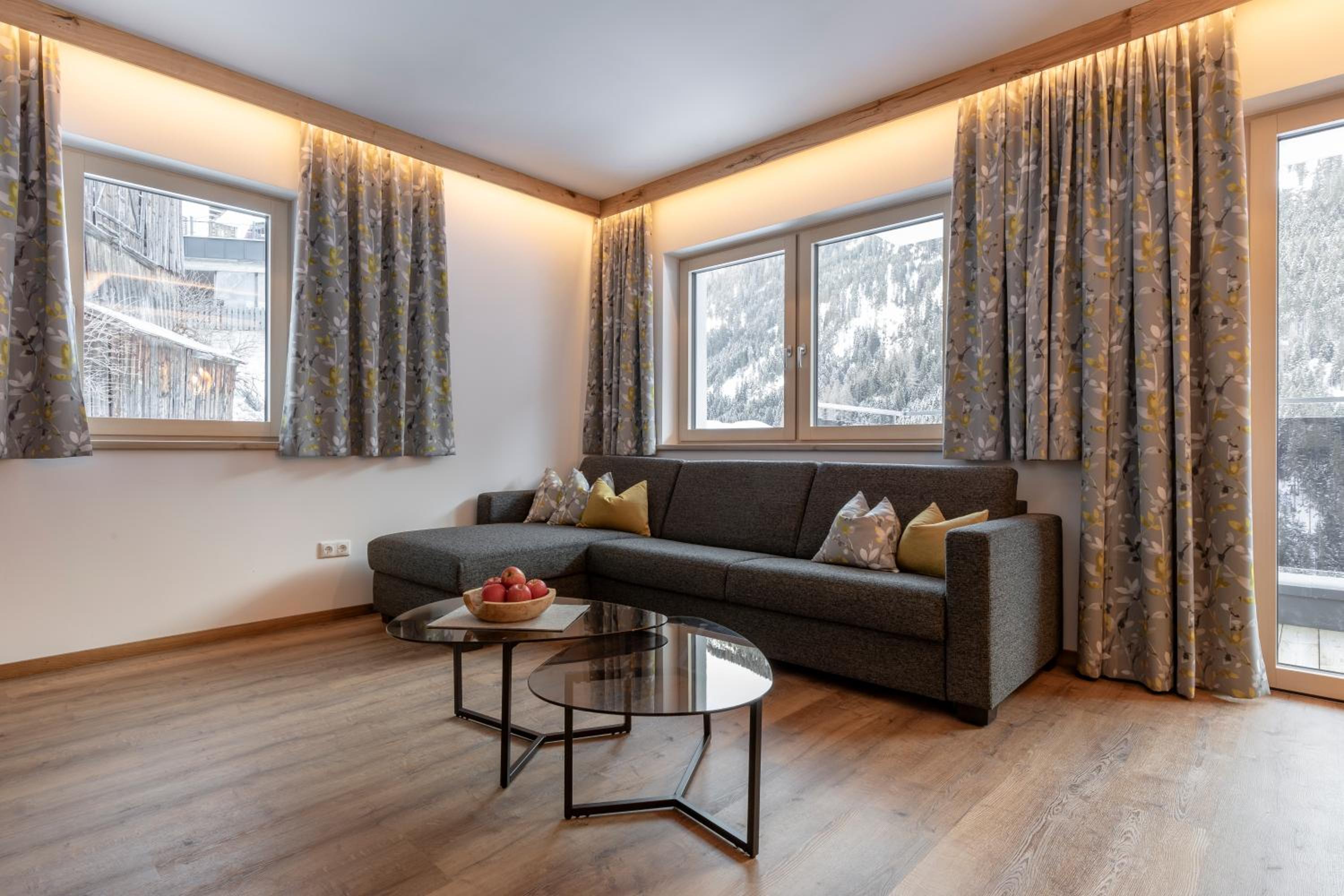 One-Bedroom Apartment with Balcony and Mountain View - Annex
