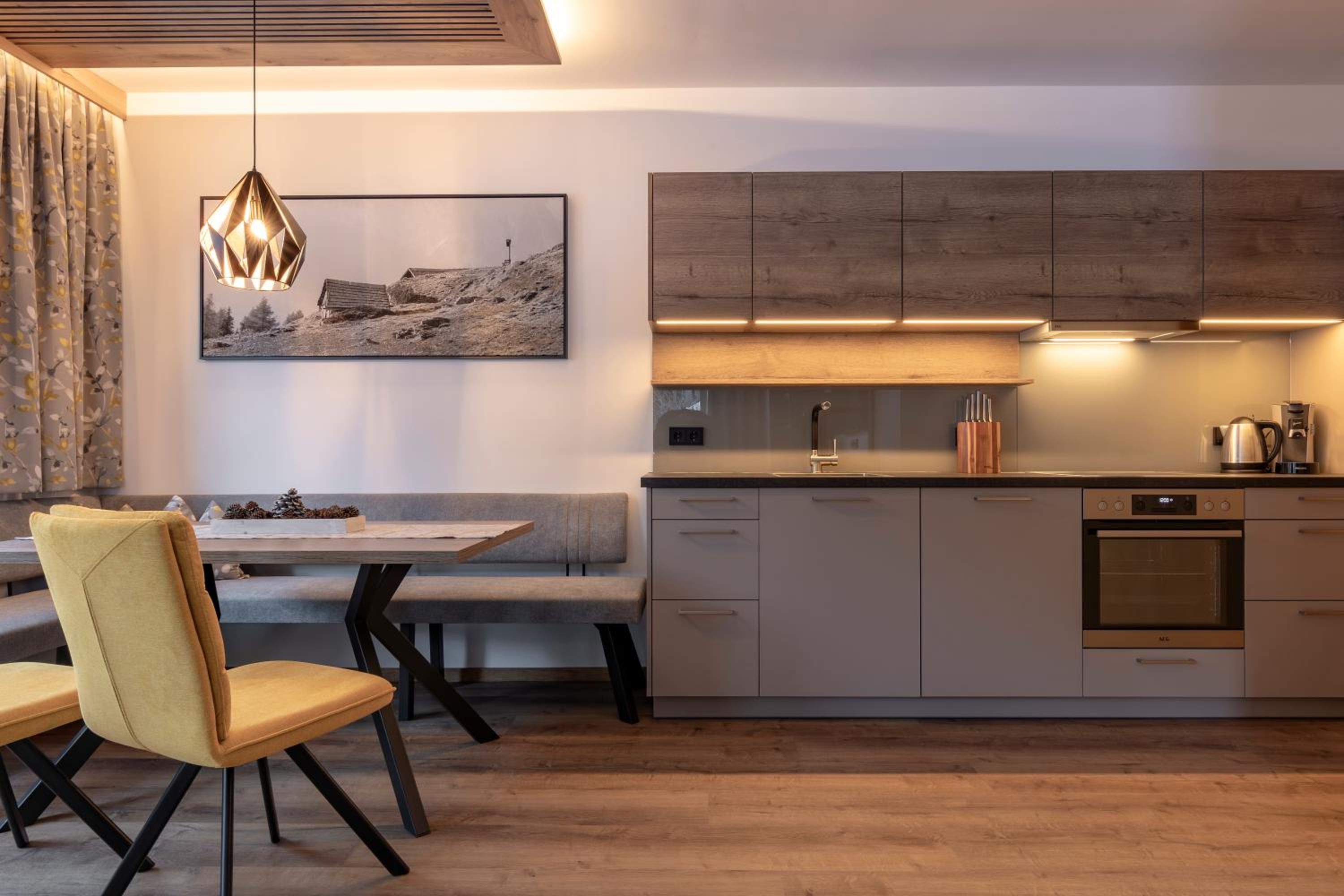 One-Bedroom Apartment with Balcony and Mountain View - Annex