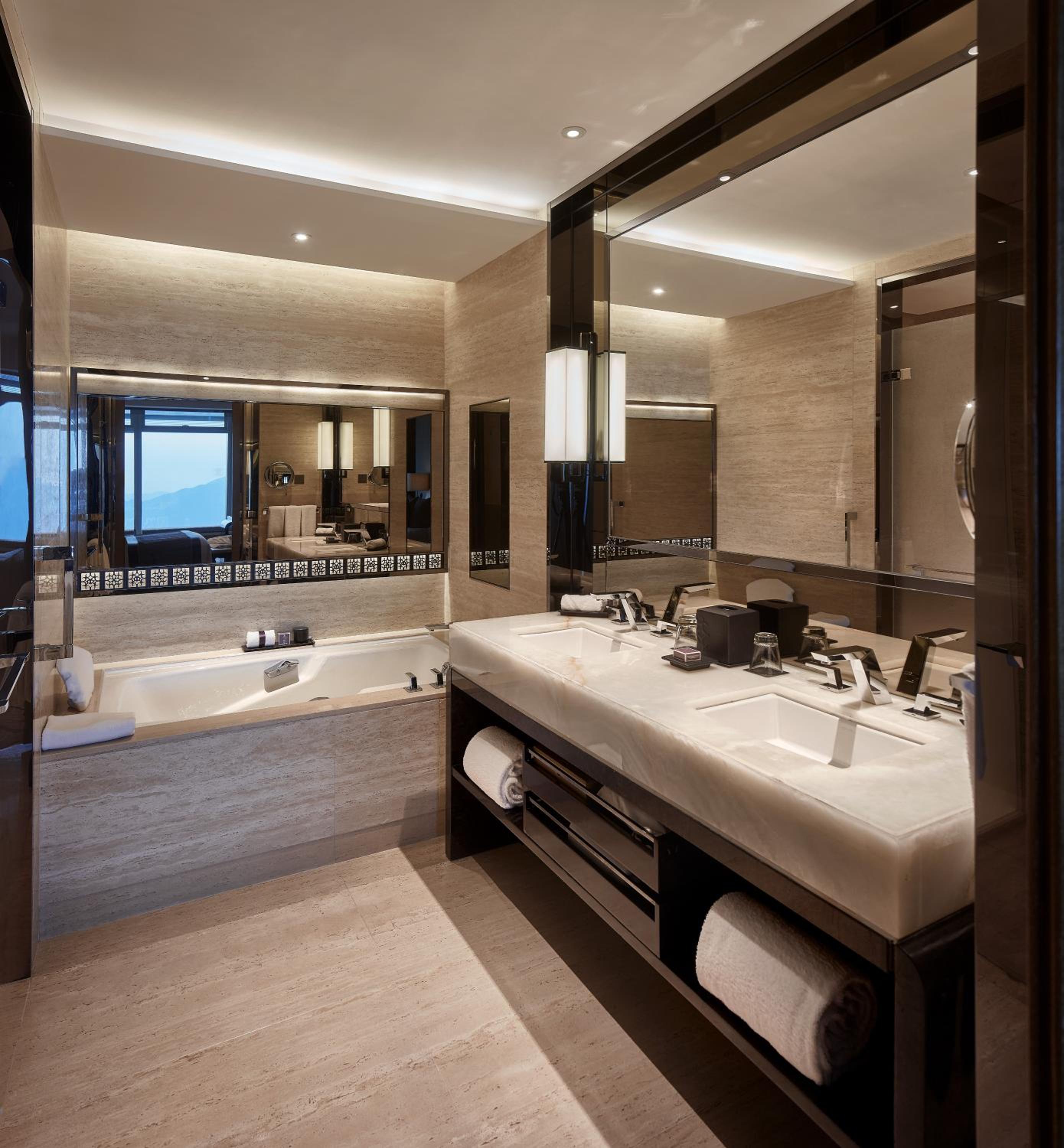 One-Bedroom Family King Suite with Club Level and Sea View