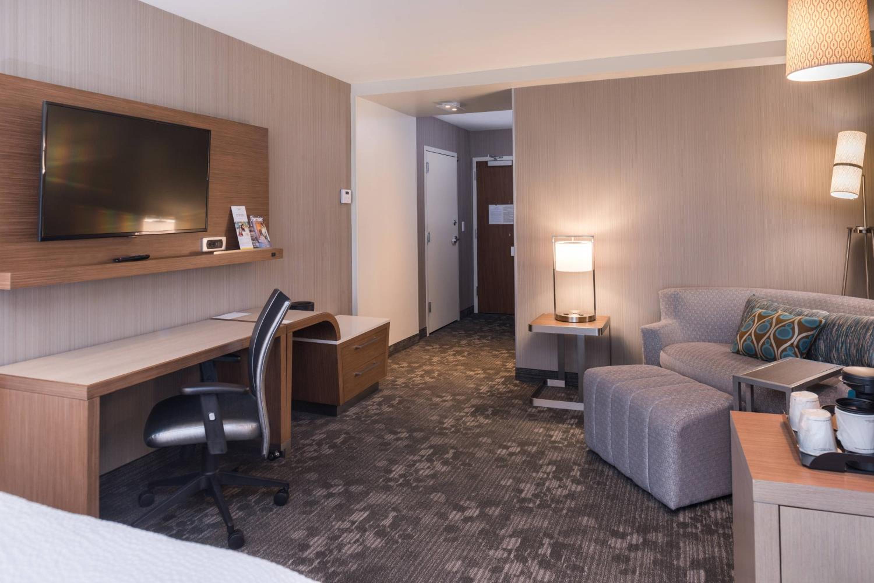 King Room with Bathtub - Mobility Access photo 1