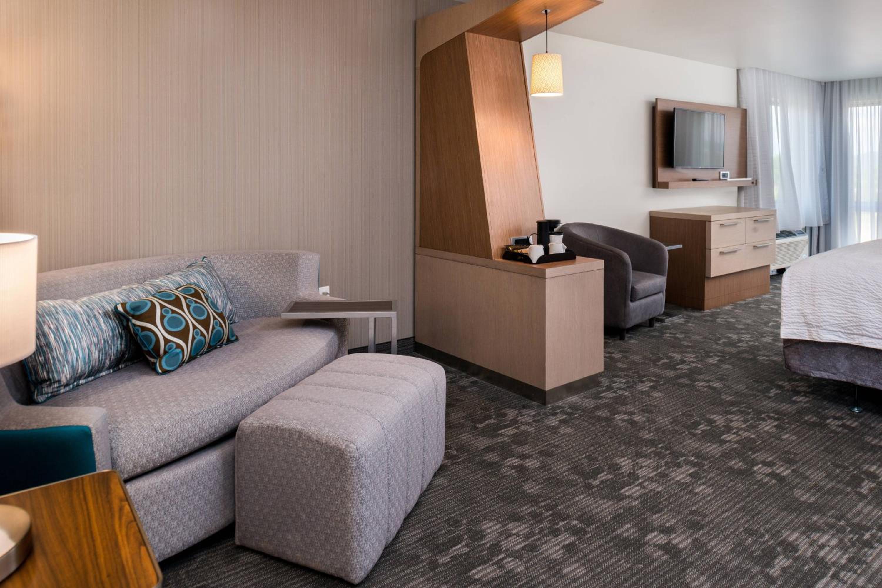 Queen Suite with Two Queen Beds and Sofa Bed - Hearing Accessible photo 3