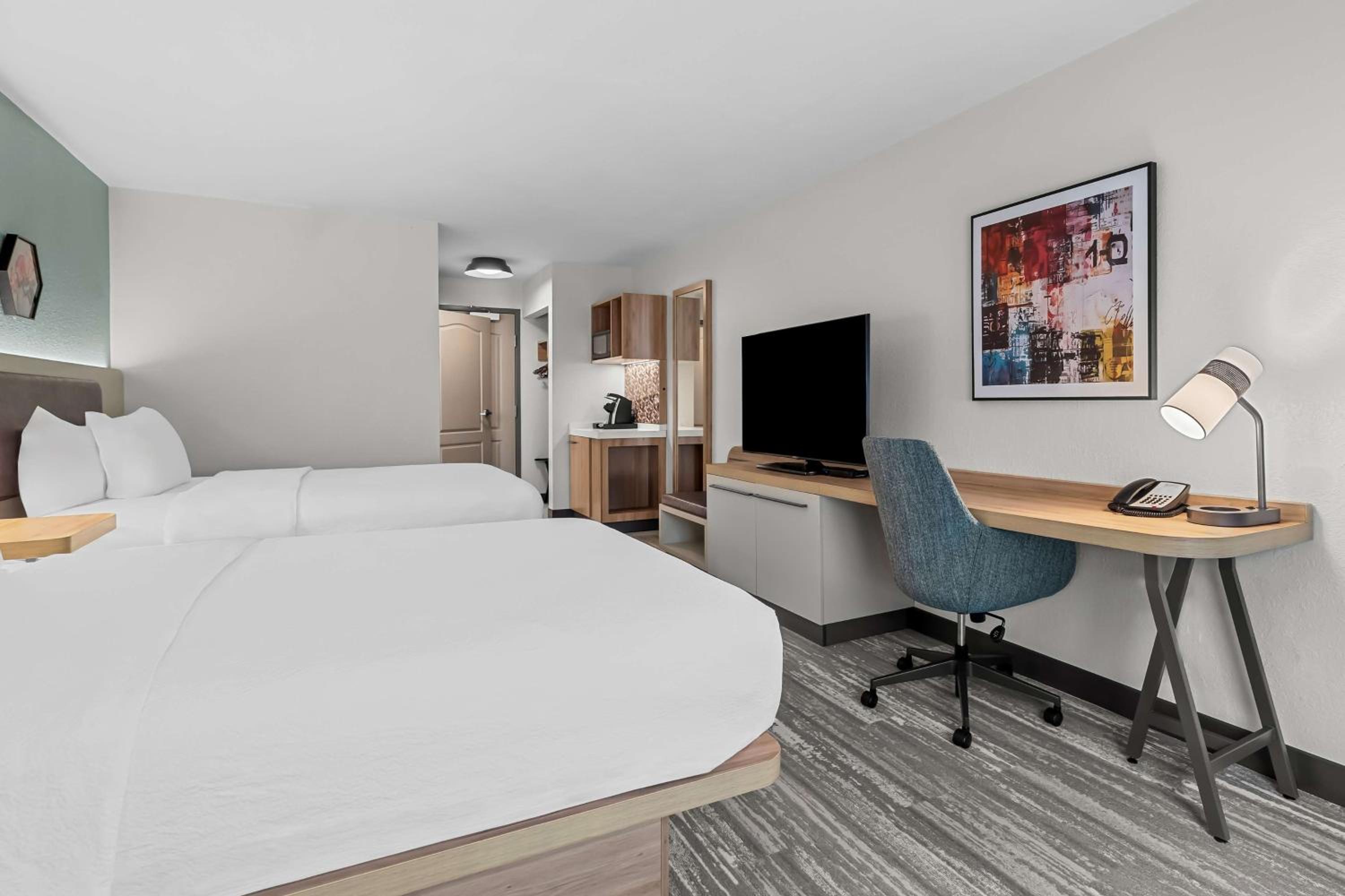 Queen Room with Two Queen Beds photo 1