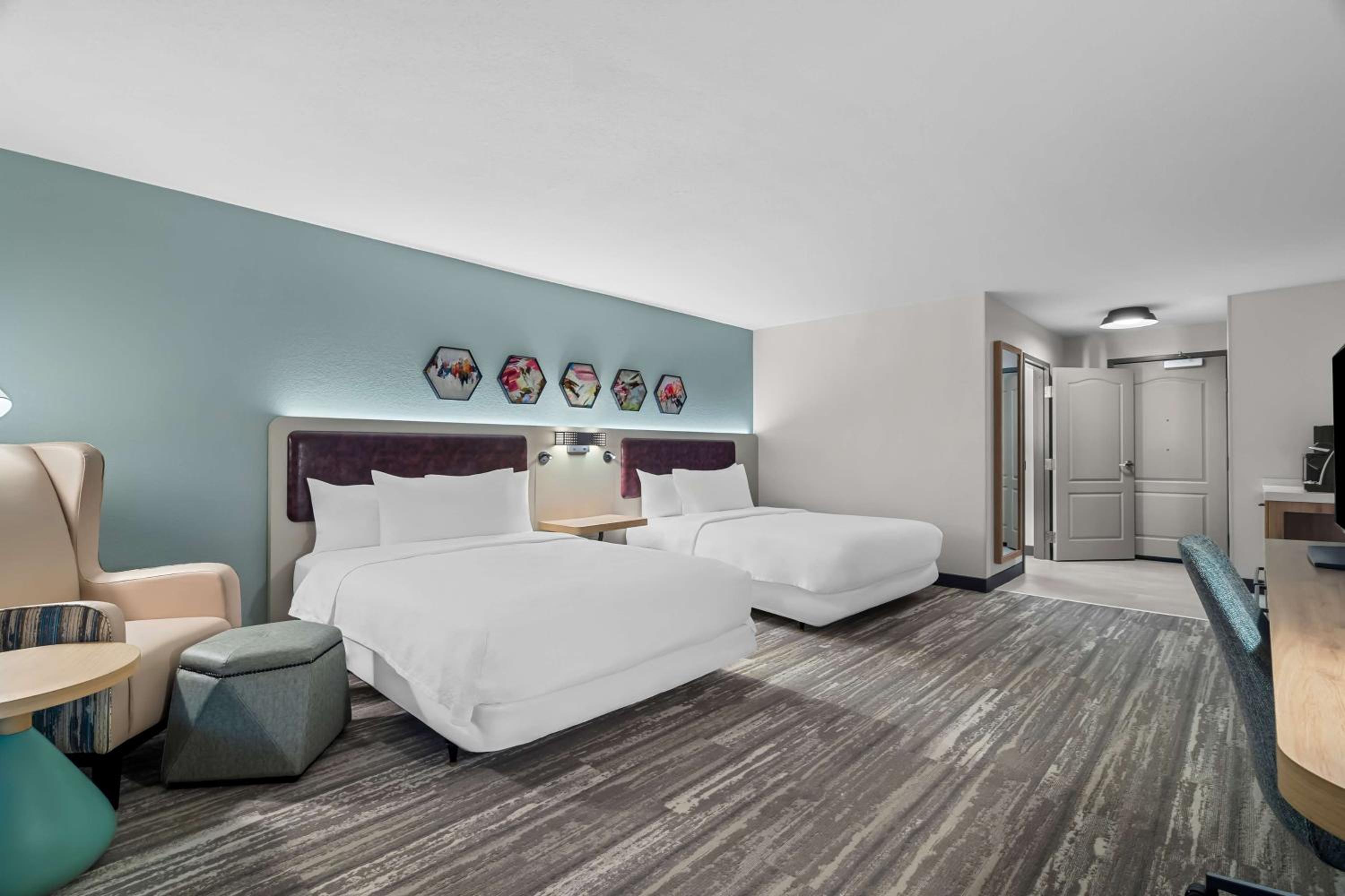Queen Room with Two Queen Beds photo 2