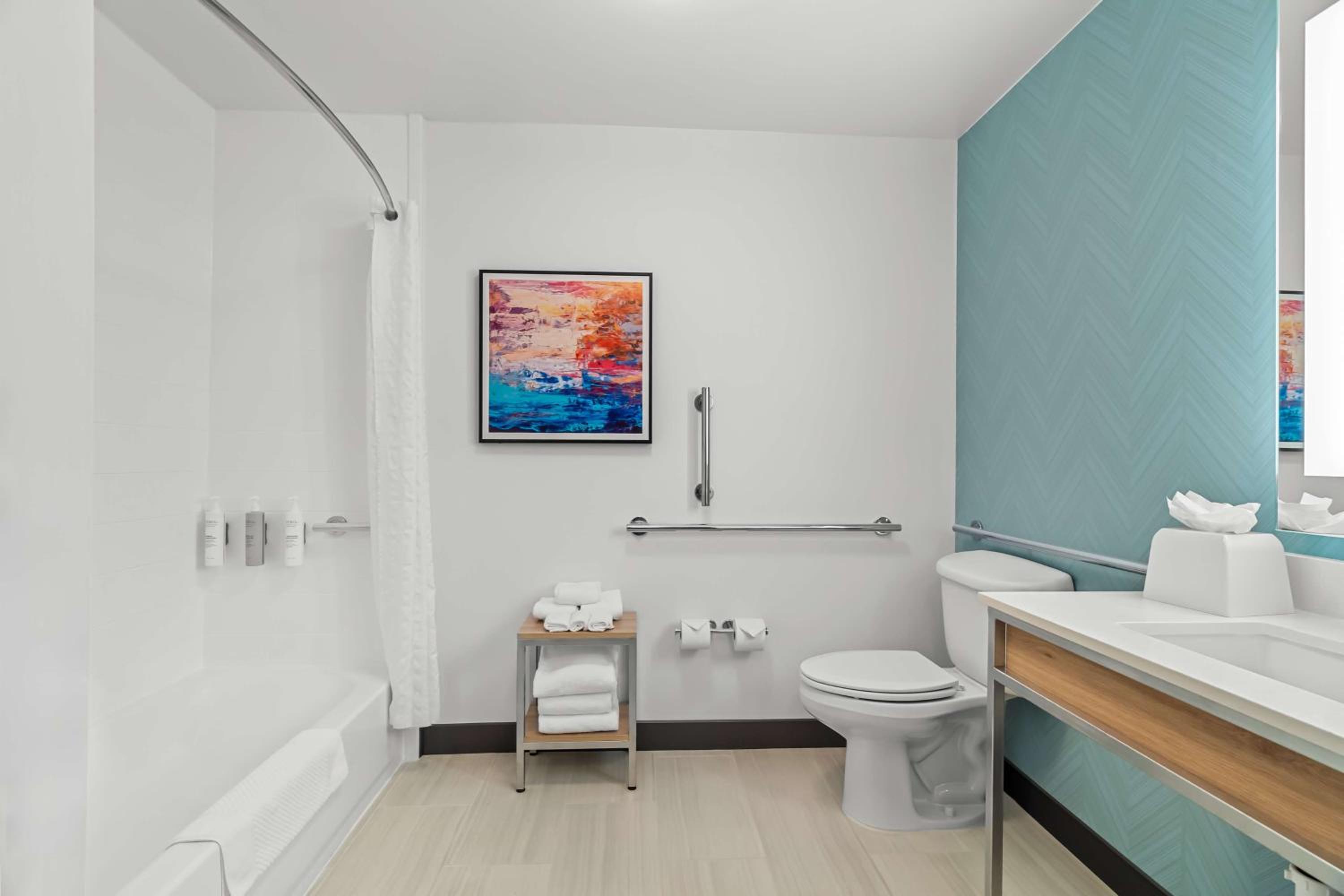 King Room with Bath Tub - Mobility Access photo 3
