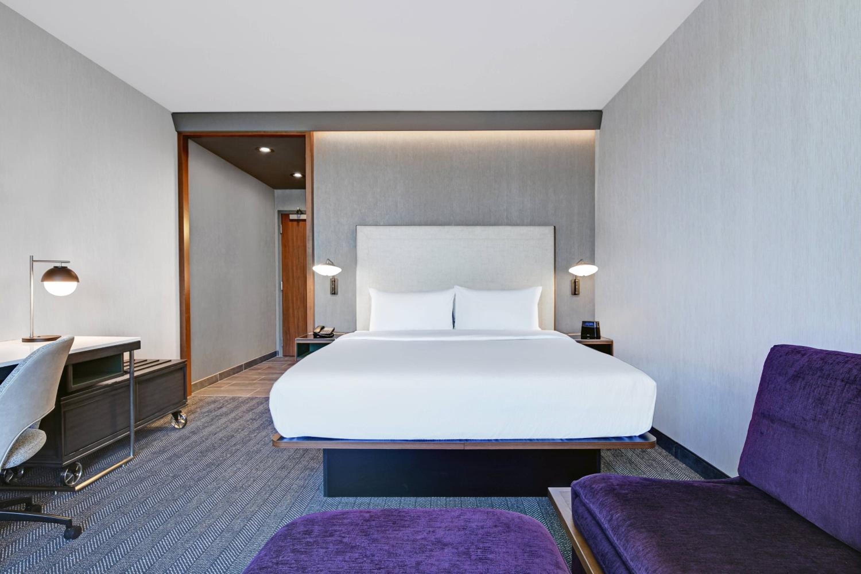 King Room with Sofa Bed - Photo 2